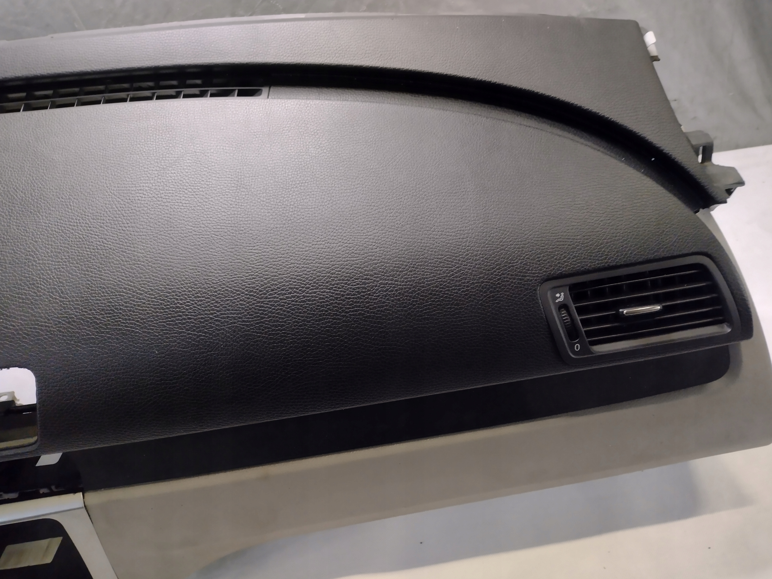 dashboard instrument panel cockpit Volkswagen Passat B6 sedan 3C1857003QT