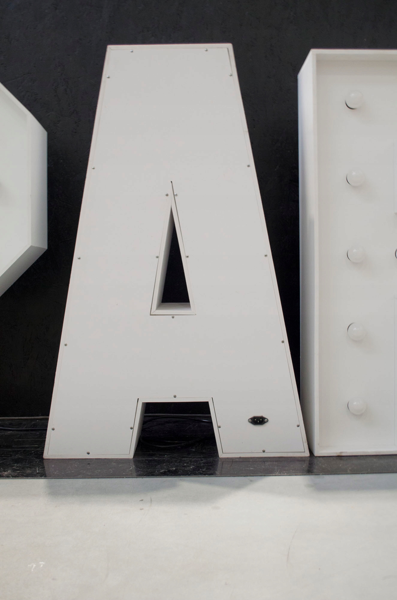 Litery LÁSKA podświetlane żarówkami LED wesele 100 Płeć uniseks