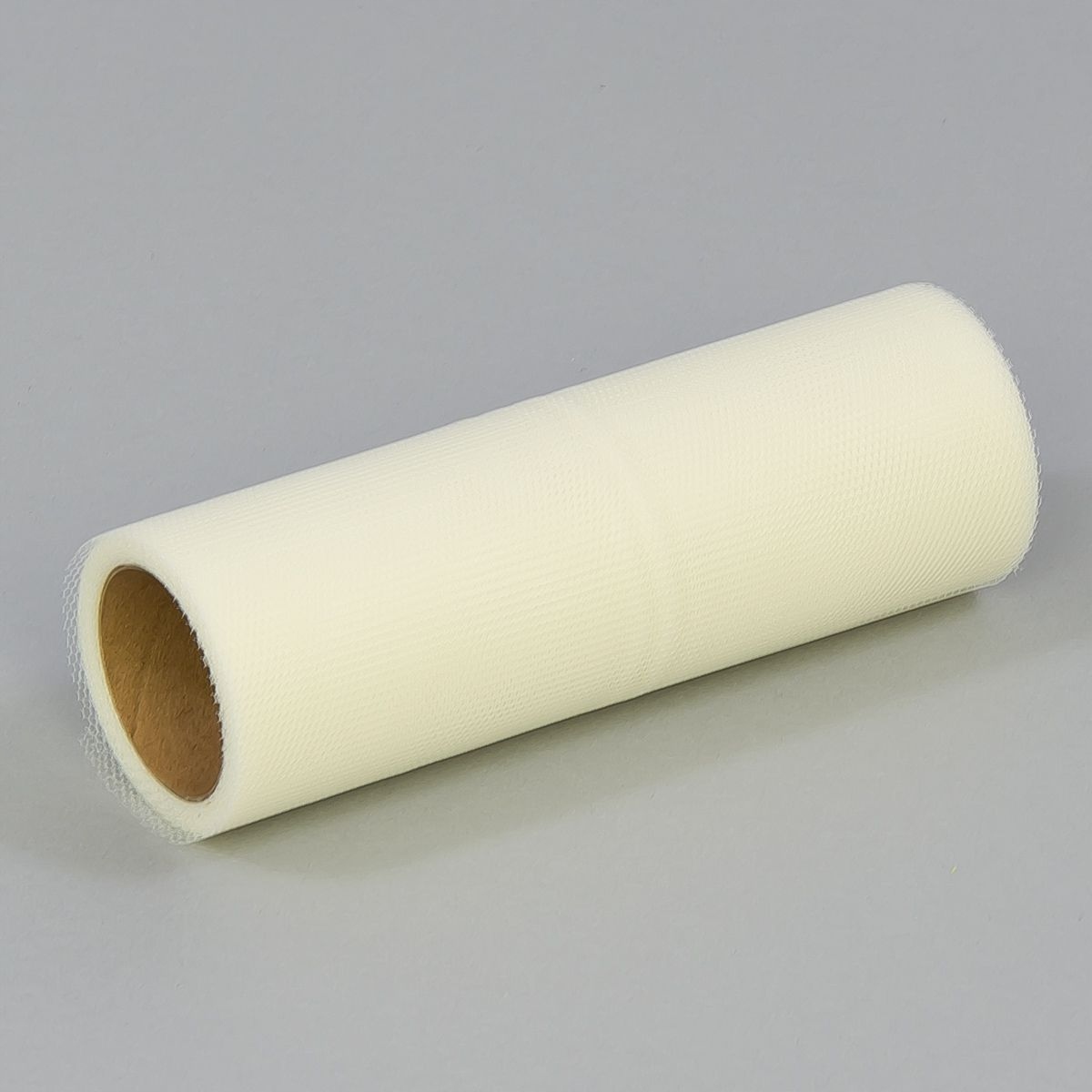 

kremowy tiul dekoracyjny w rolce pompony 15cm 9m