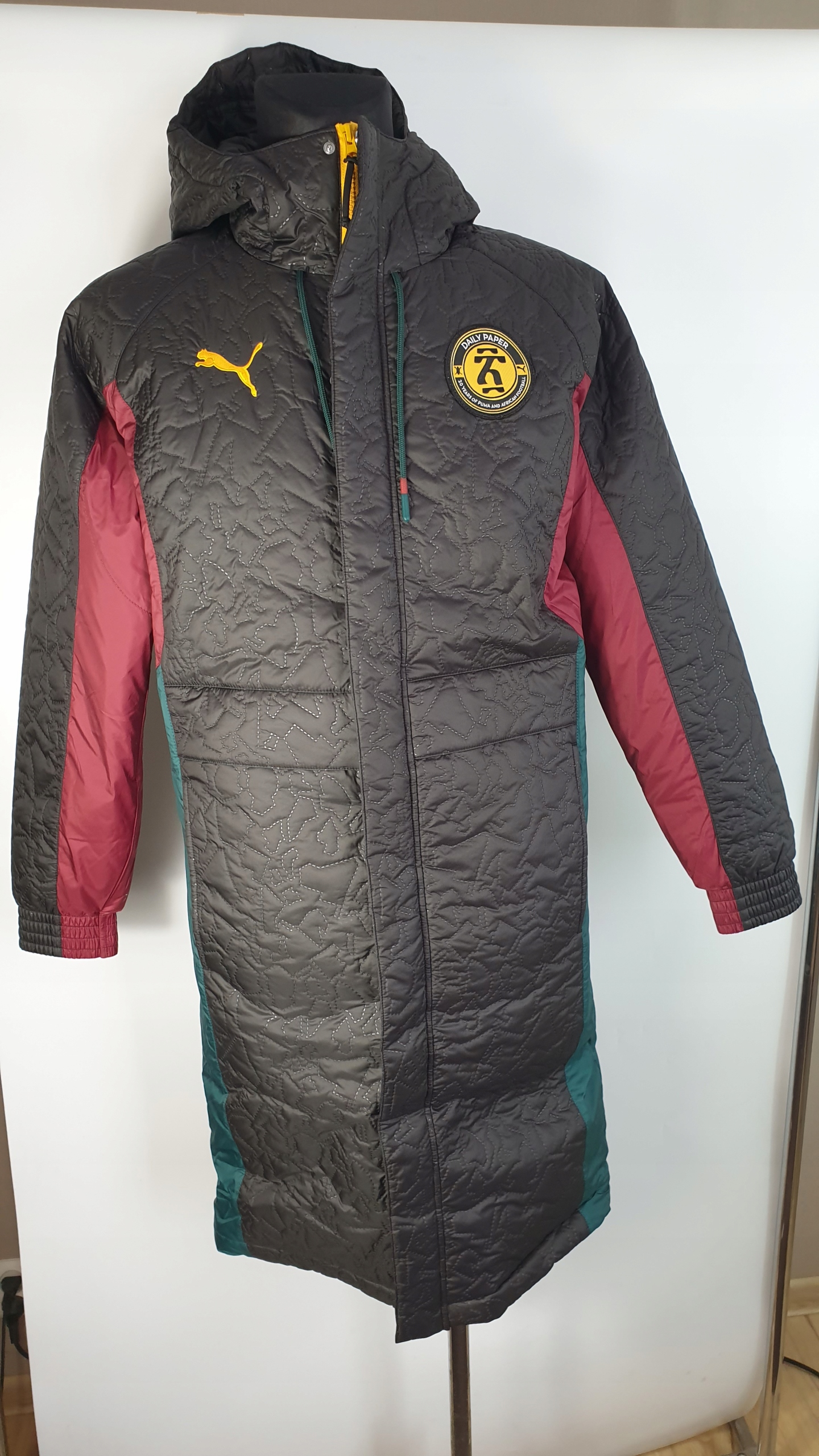 Dámská černá péřová bunda Puma s kapucí velikost L