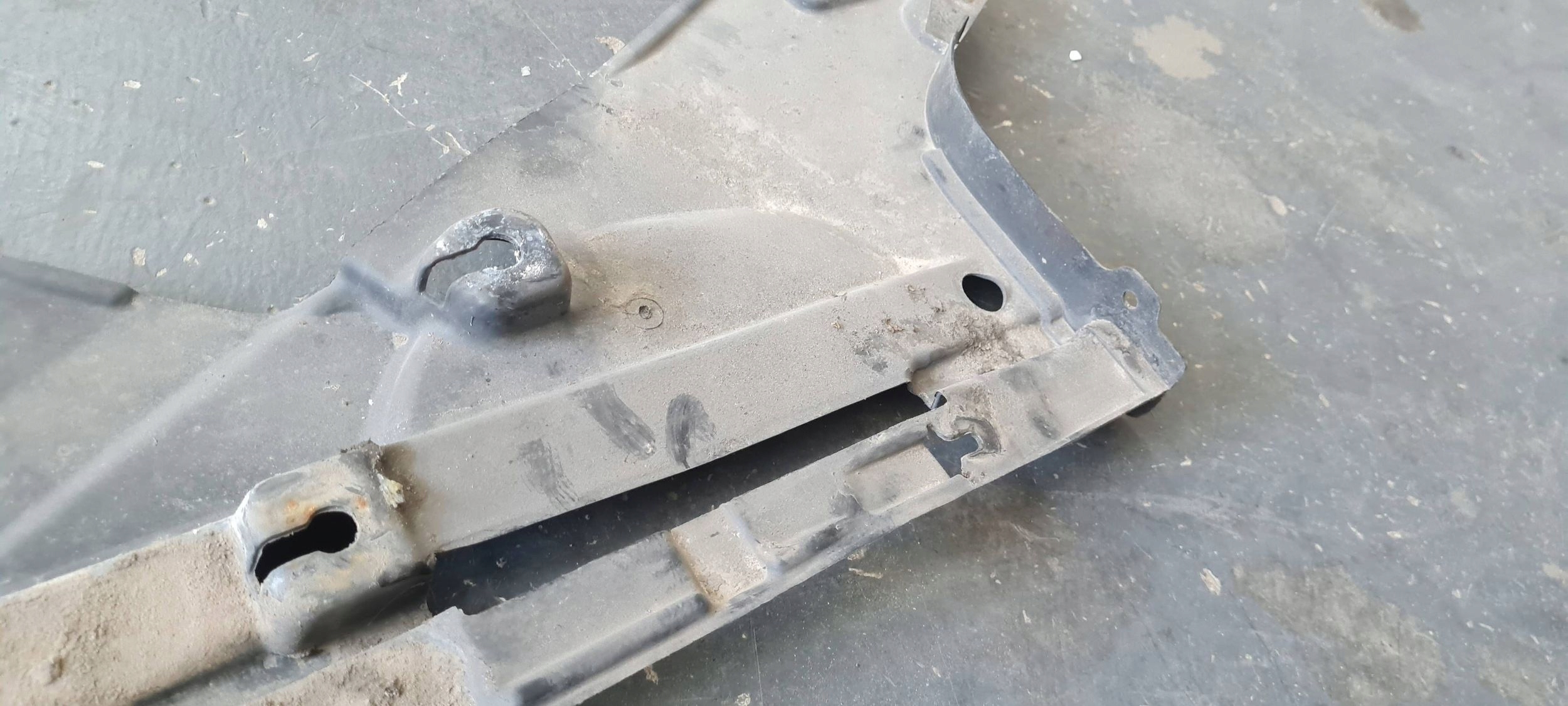 A4 B9 8W cover chassis left PRZECIWBLOTOWA 8W0825207A
