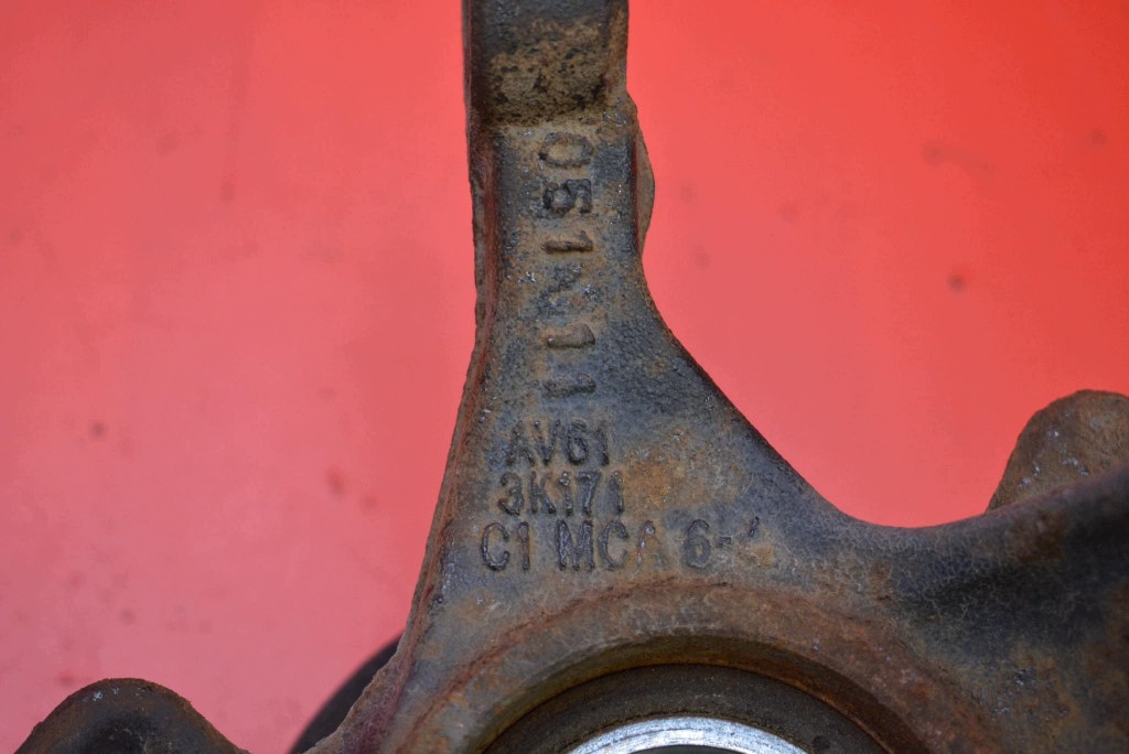 otoč čepu levá předek AV61-3K171-C1 FORD FOCUS MK3 1.6 16V 105 KM