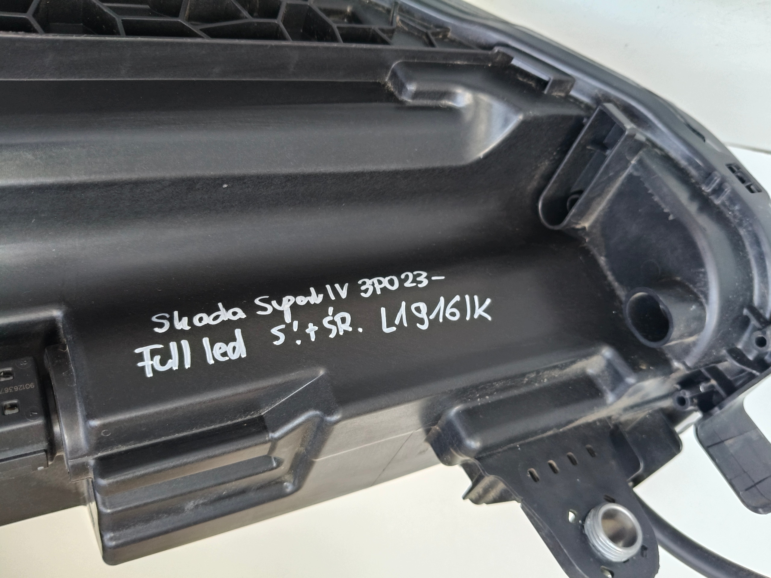 light right REFLEKTOR SKODA SUPERB IV 4 3P0 23- FULL LED