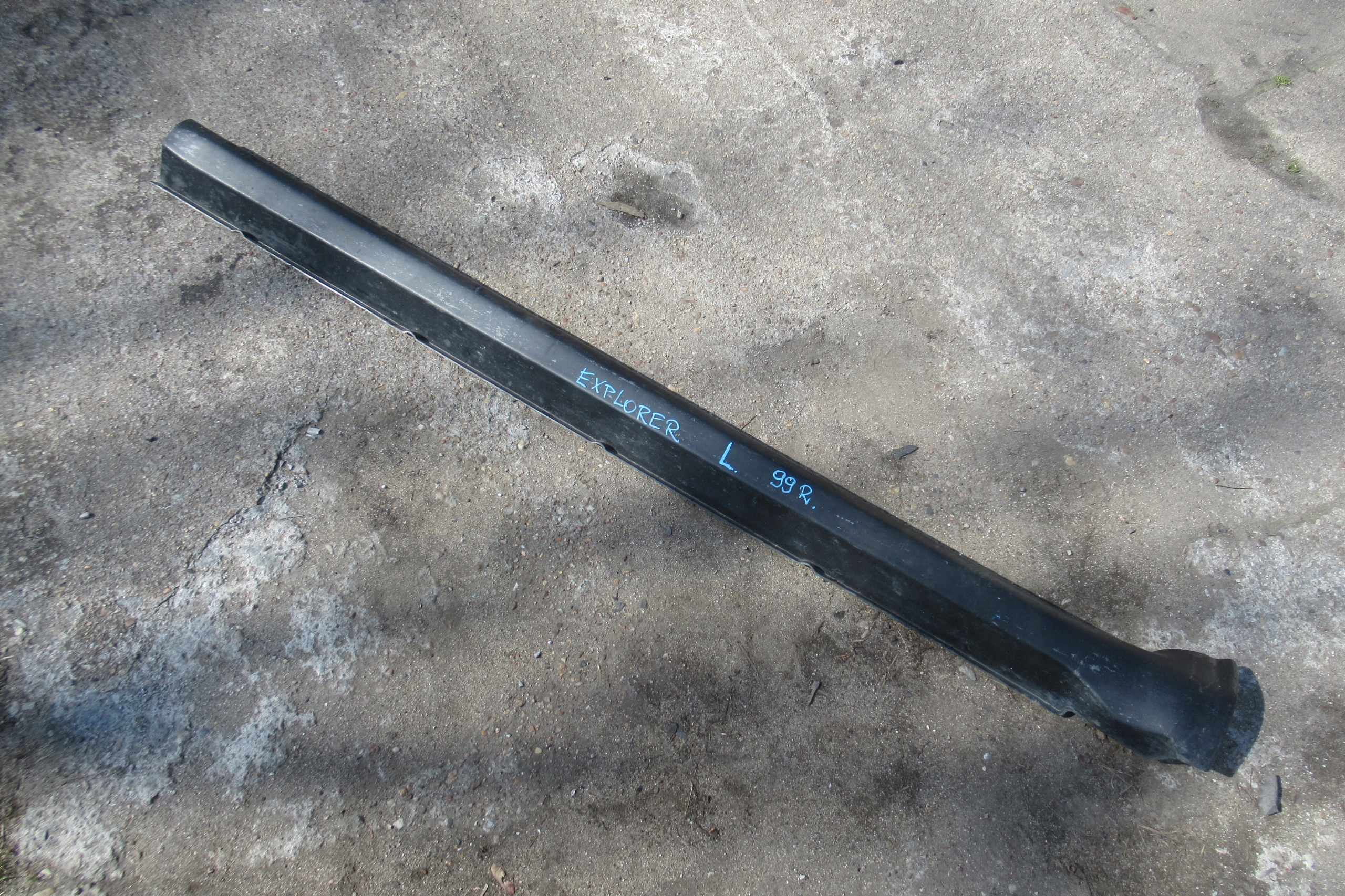 FORD EXPLORER 99 moulding cap threshold left