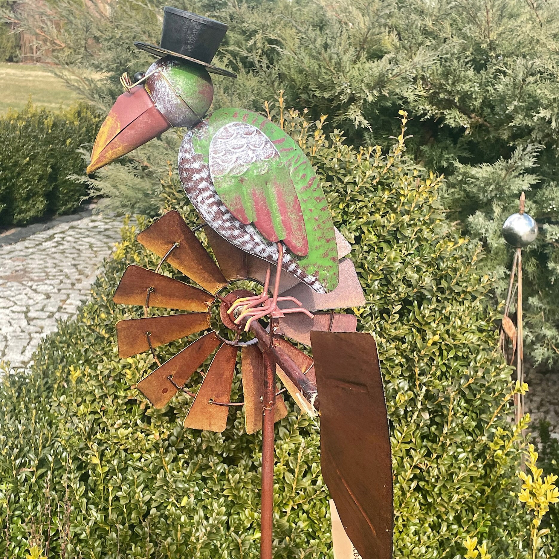 Wiatrak Wiatrowskaz Ptak w Okularach i Cylindrze Typ wiatrowskaz