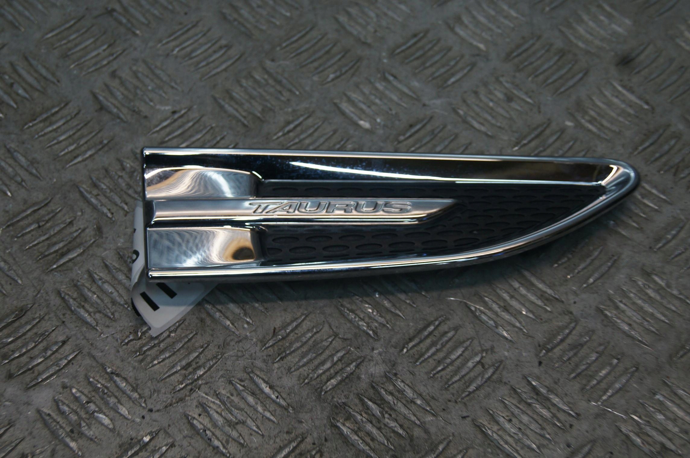 Ford Taurus VI 3.5 V6 2017r Emblemat Błotnika Prawego Taurus