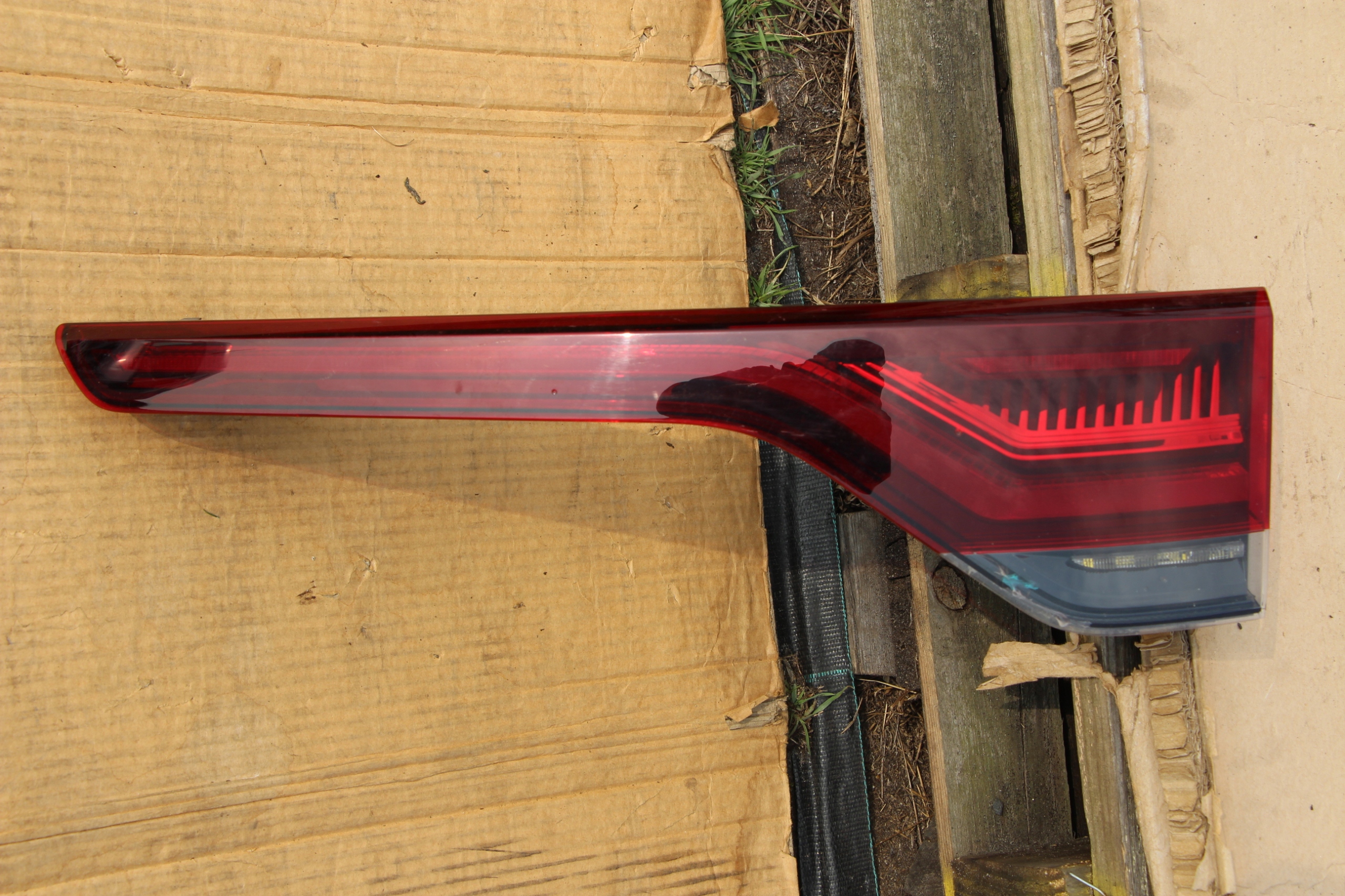 RENAULT MEGANE IV LIFT KOMBI 2020- LAMPA tył TYLNA PRAWA W KLAPĘ LED Numer katalogowy części 265506829R oryg