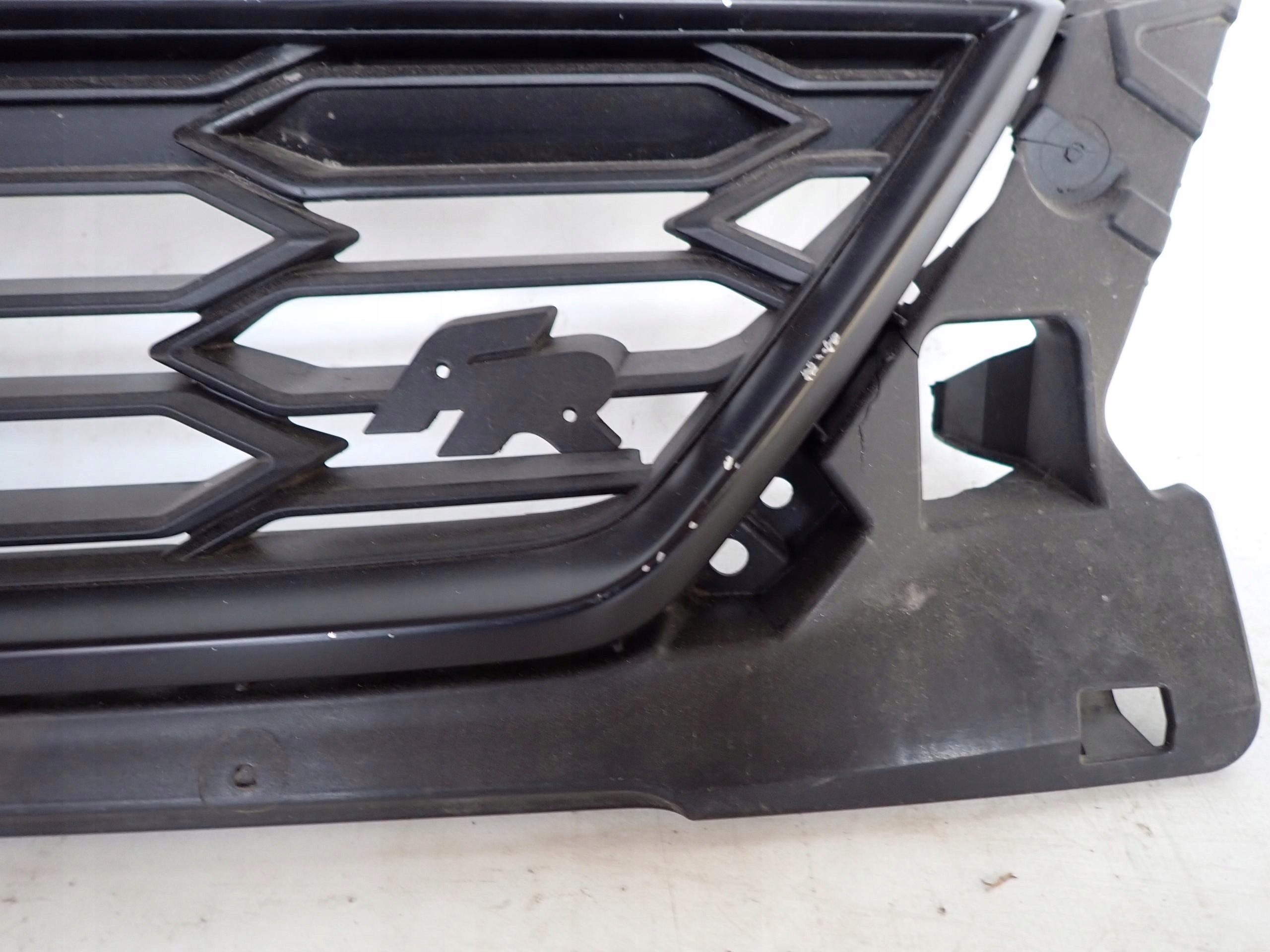 seat Leon III рестайлинг FR 16- решетка радиатора 5F0853654J