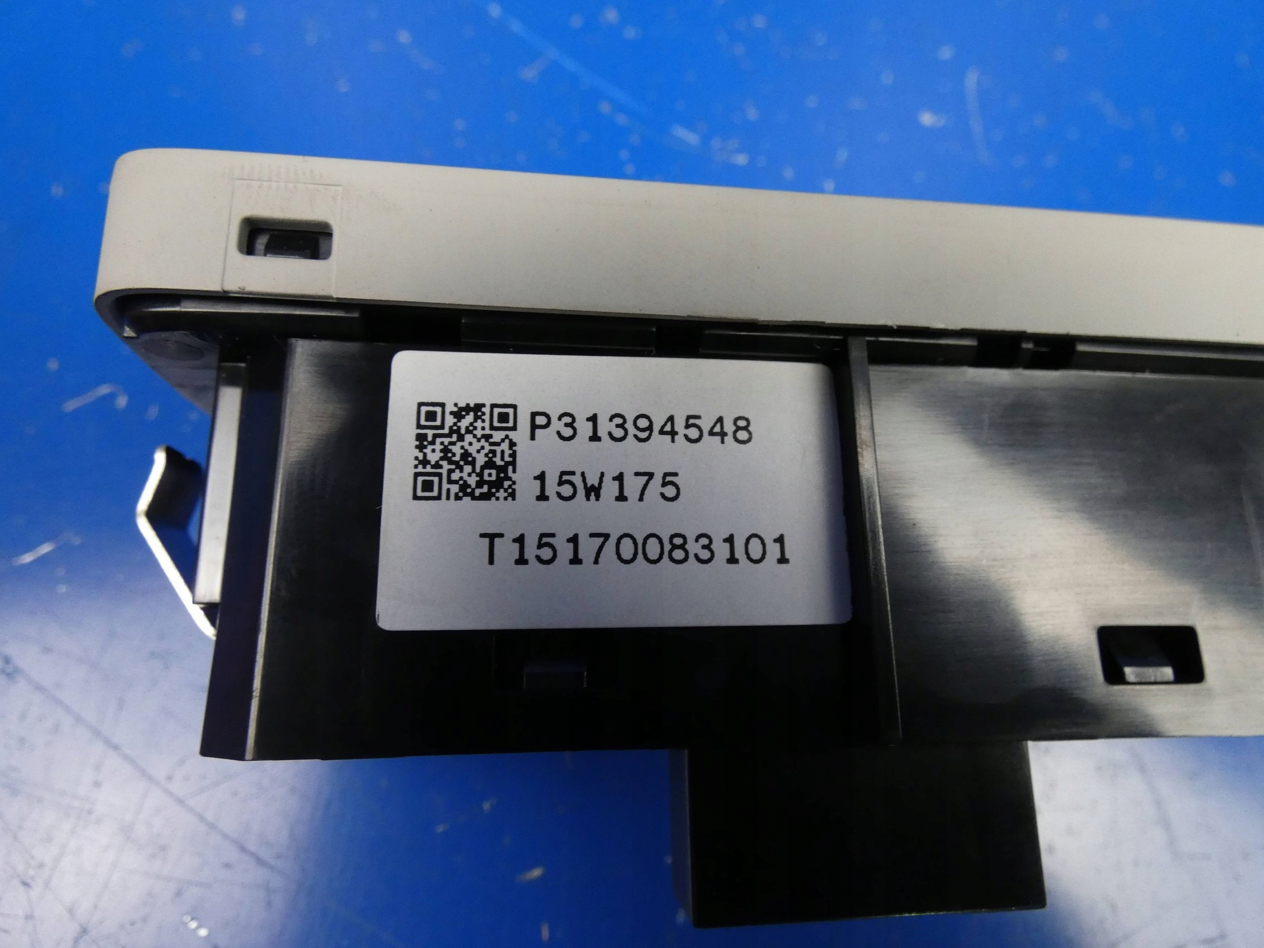 VOLVO XC90 II button of the opening bonnet boot