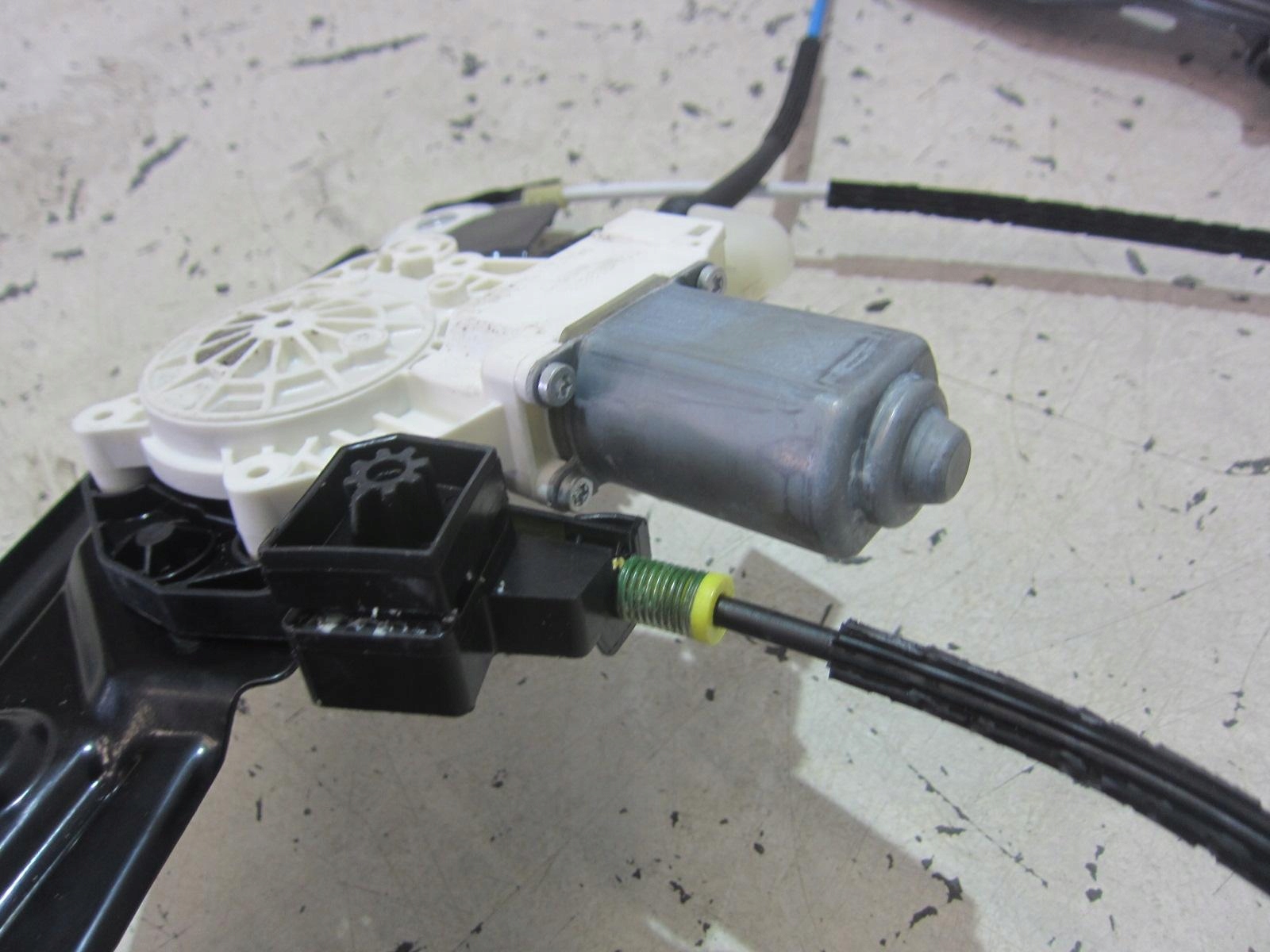 BMW 5 F10 F11 window regulator left front front 51337248171 7231887