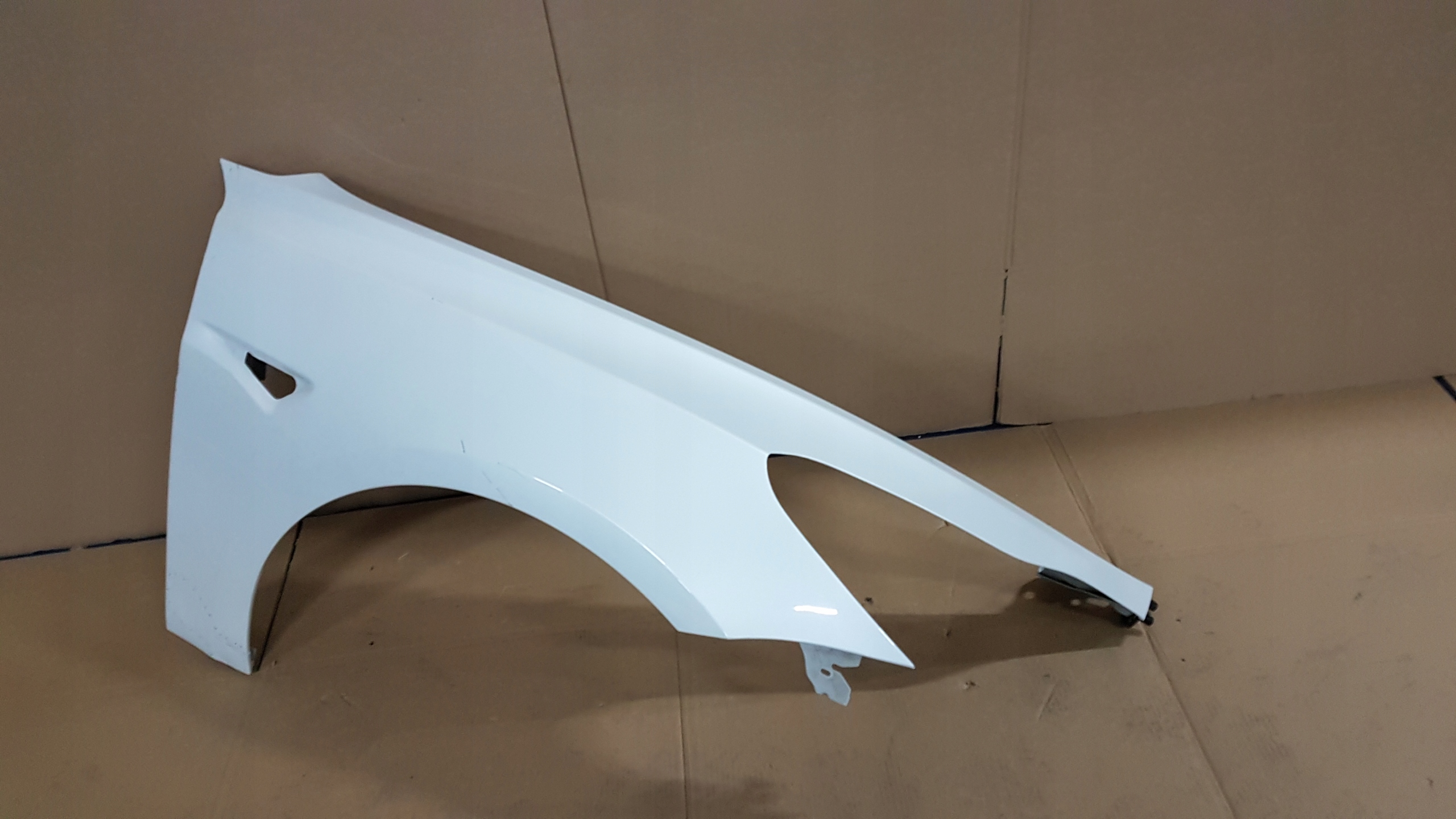 BŁOTNIK PRZÓD PRAWY TESLA 3 III Producent części Tesla