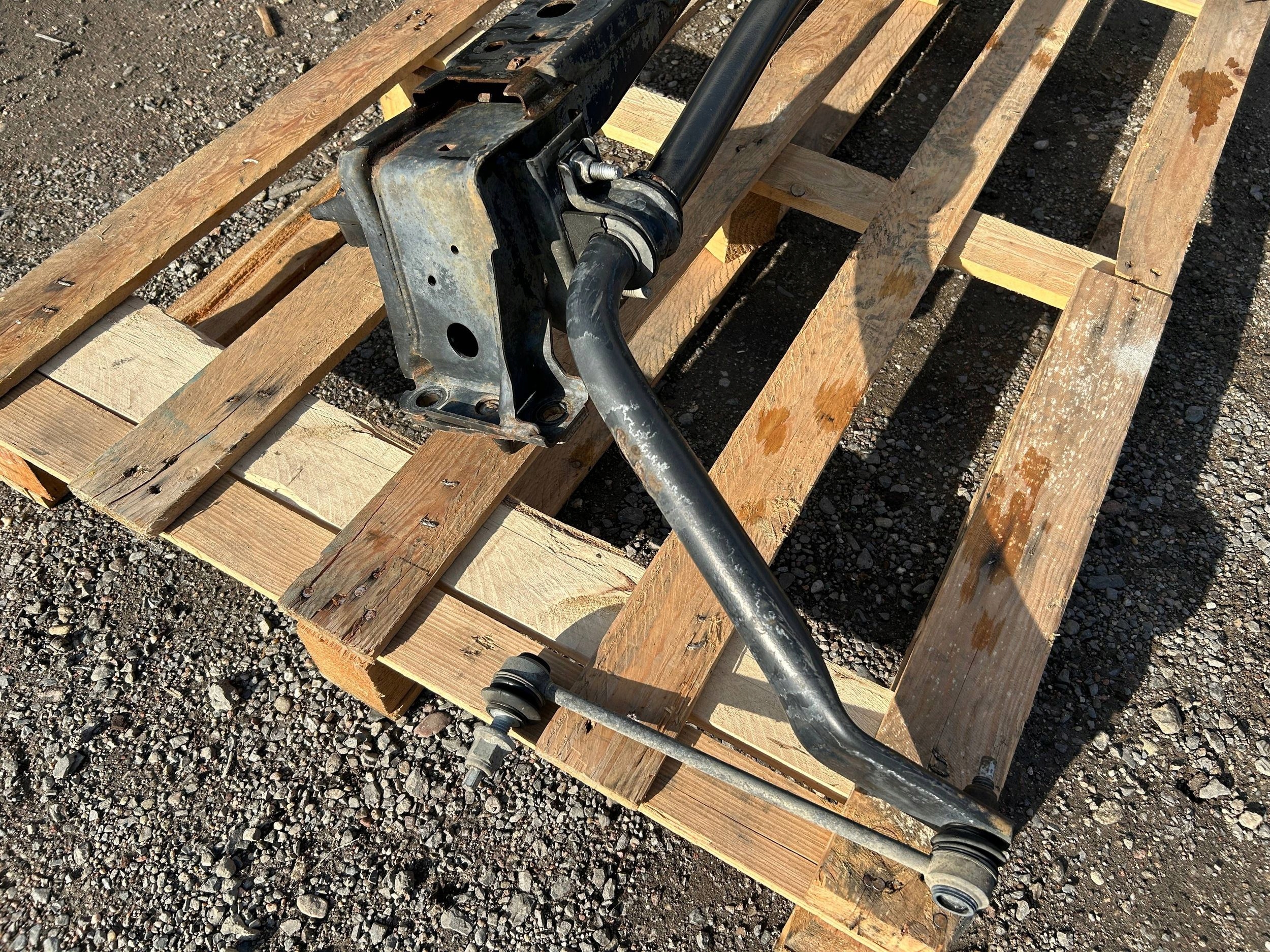 stabilizer rod front front support below radiator Ford Mustang 2005