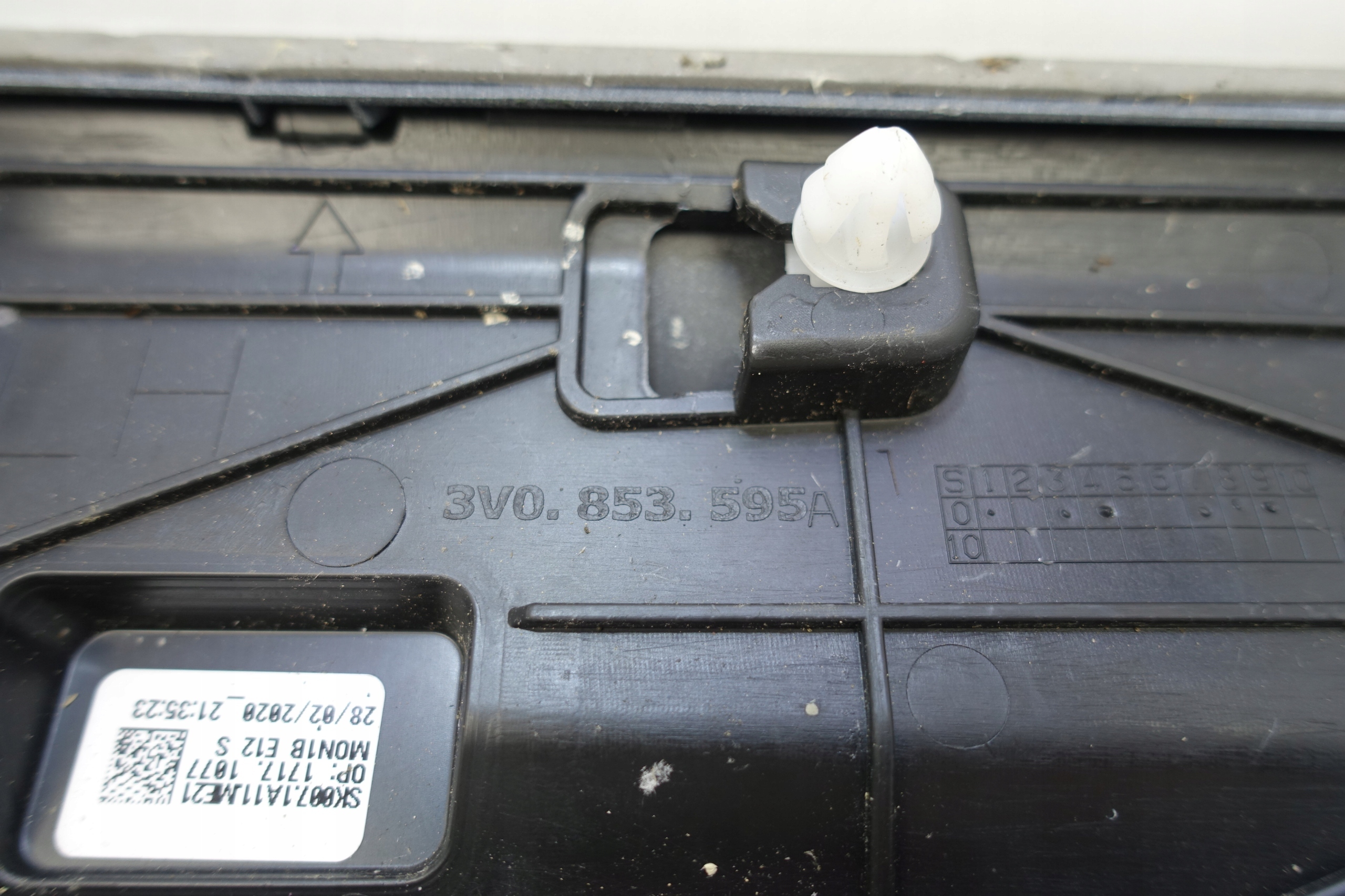 moulding door left rear part SKODA SUPERB III 3V0