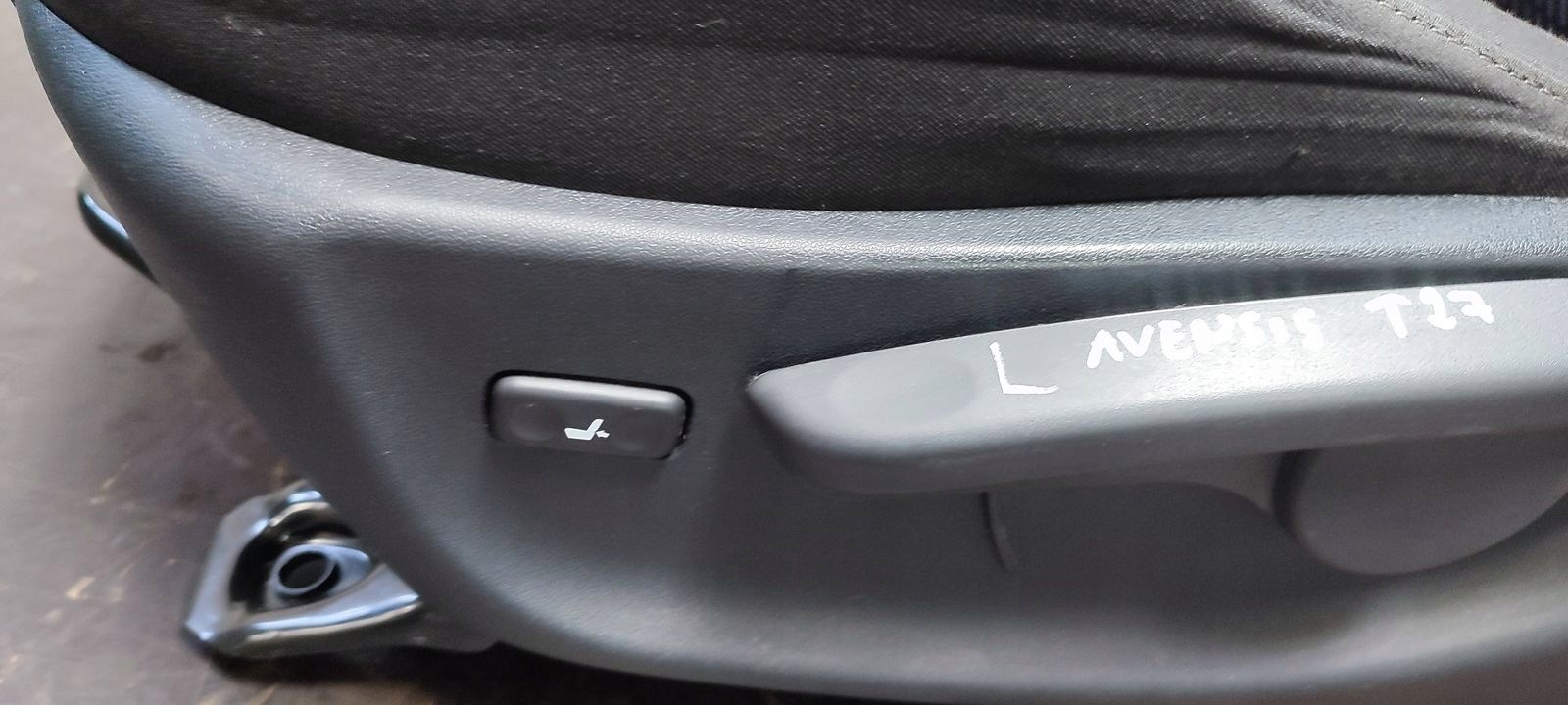 seat front front left driver´s Toyota Avensis T27