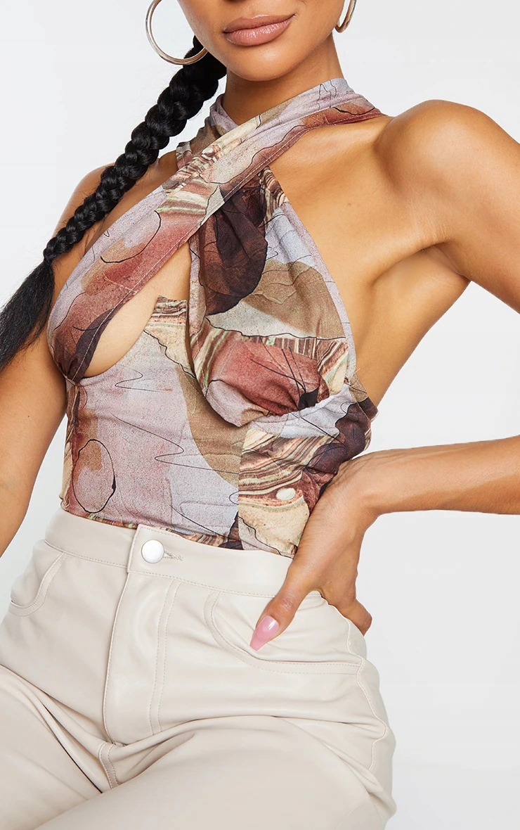 PRETTYLITTLETHING WZORZYSTY CROP TOP S Cechy dodatkowe zamek