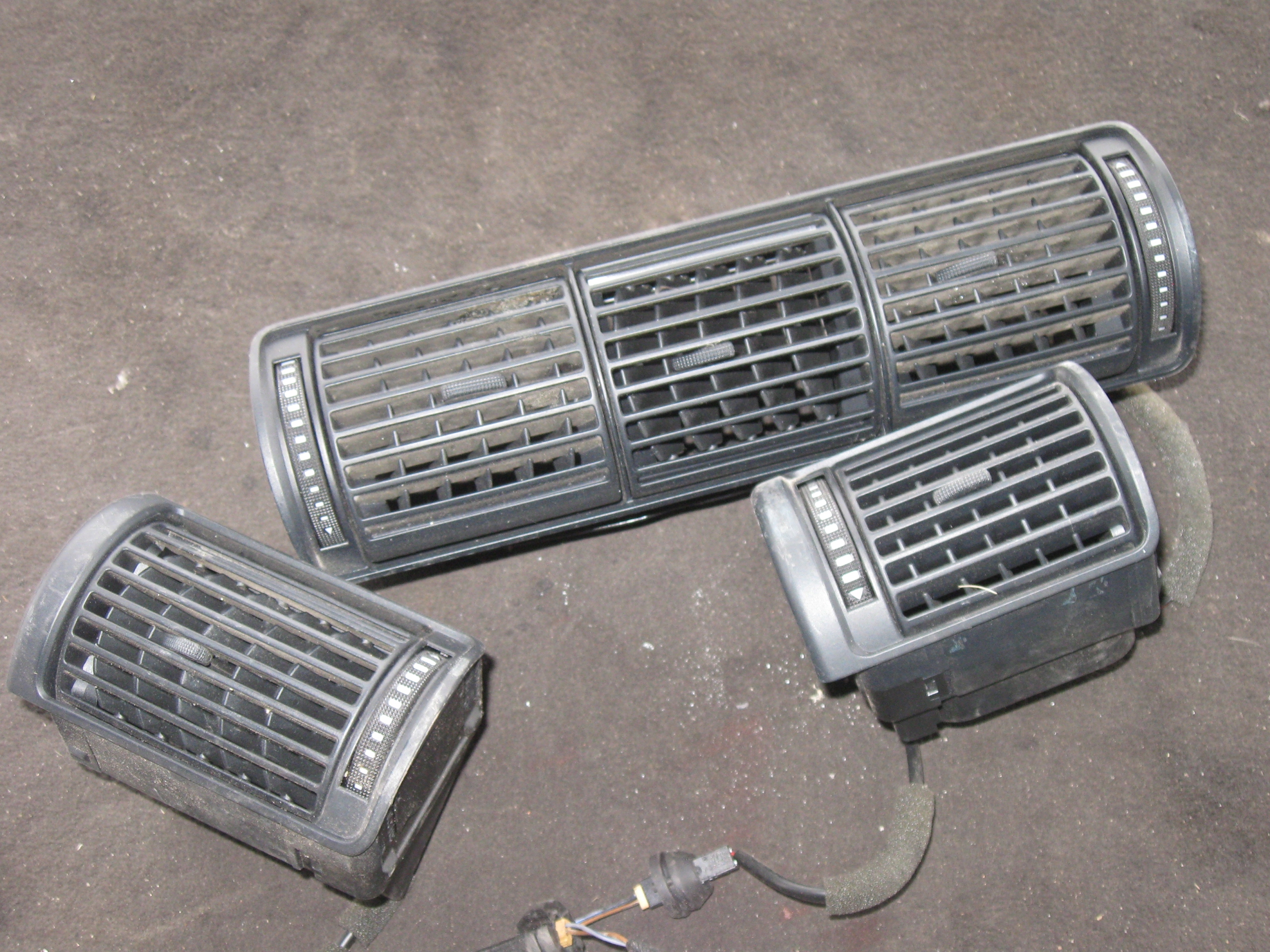 Решітки з підсвічуванням на робочому столі AUDI A4 B5