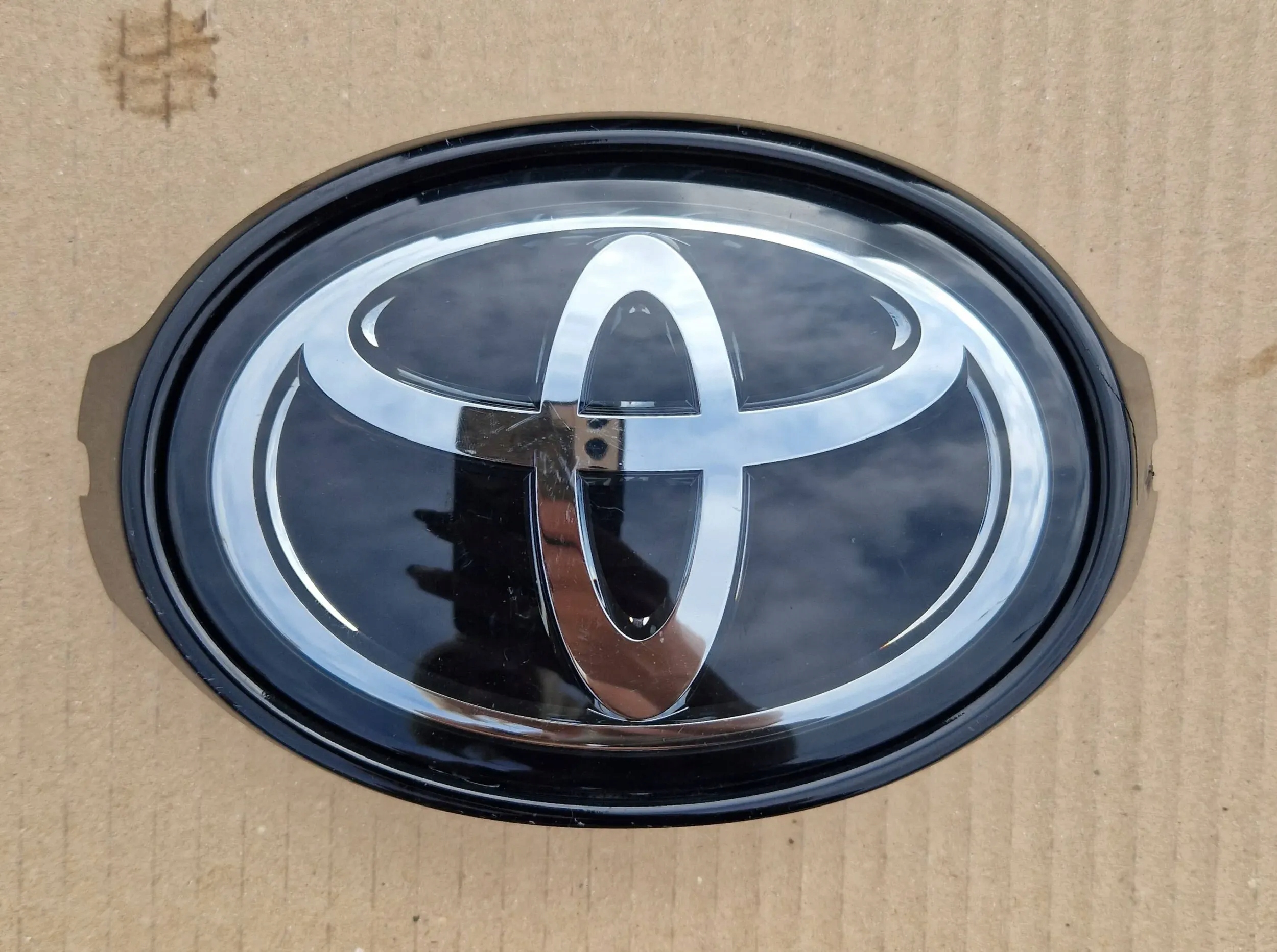 ZNACZEK EMBLEMAT TOYOTA COROLLA E21 19- ORYGINAŁ