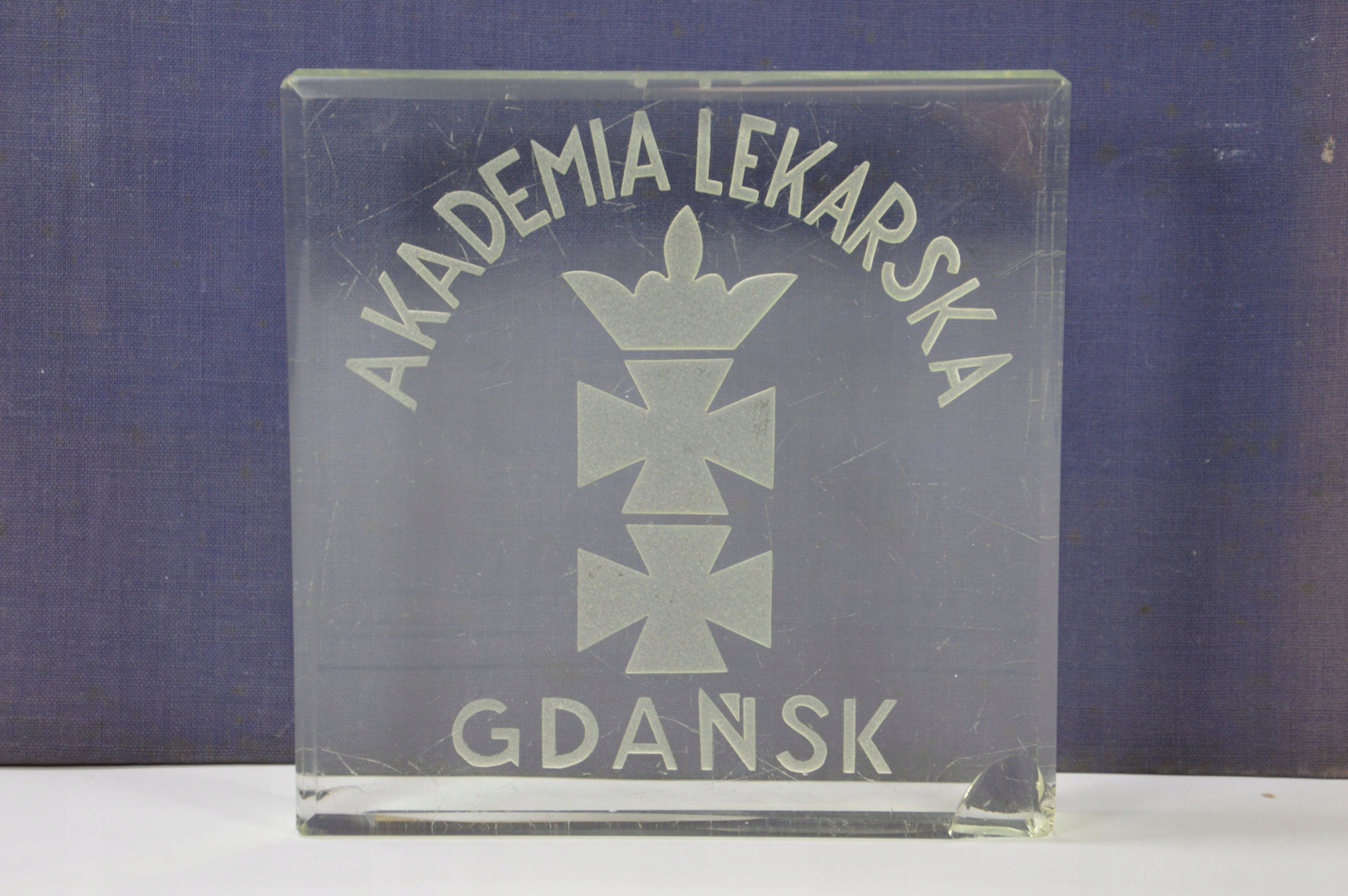 STATUETKA SZKLANA AKADEMIA LEKARSKA GDAŃSK 1945-1950 r. RZADKOŚĆ