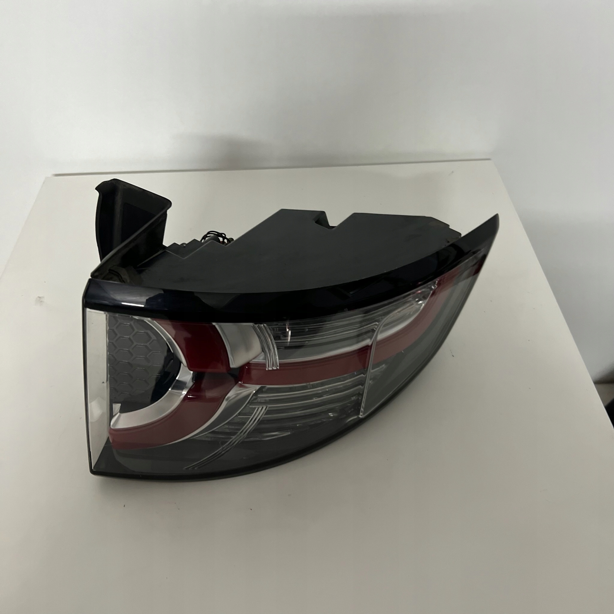 LAMPA PRAWY TYŁ PRAWA TYLNIA RANGE ROVER DISCOVERY SPORT FK72-13404-CG Strona zabudowy prawa