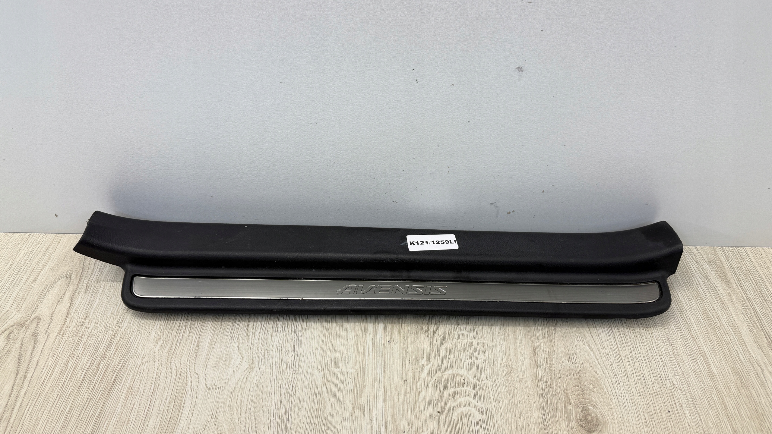 TOYOTA AVENSIS T25 right moulding threshold front cap K121/1259LI