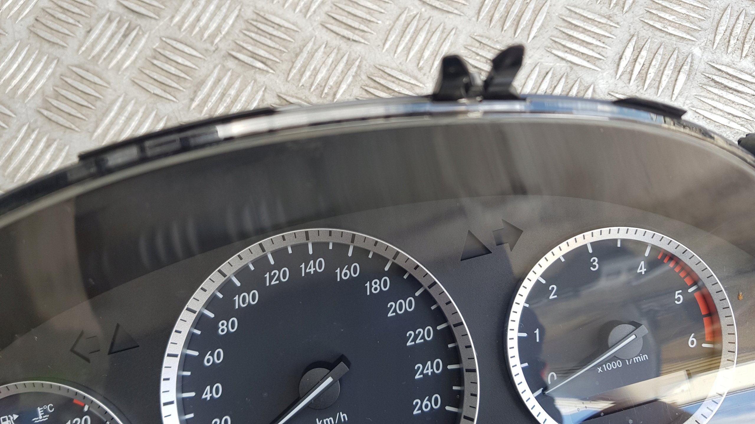 MERCEDES W204 dials clock A2049001705
