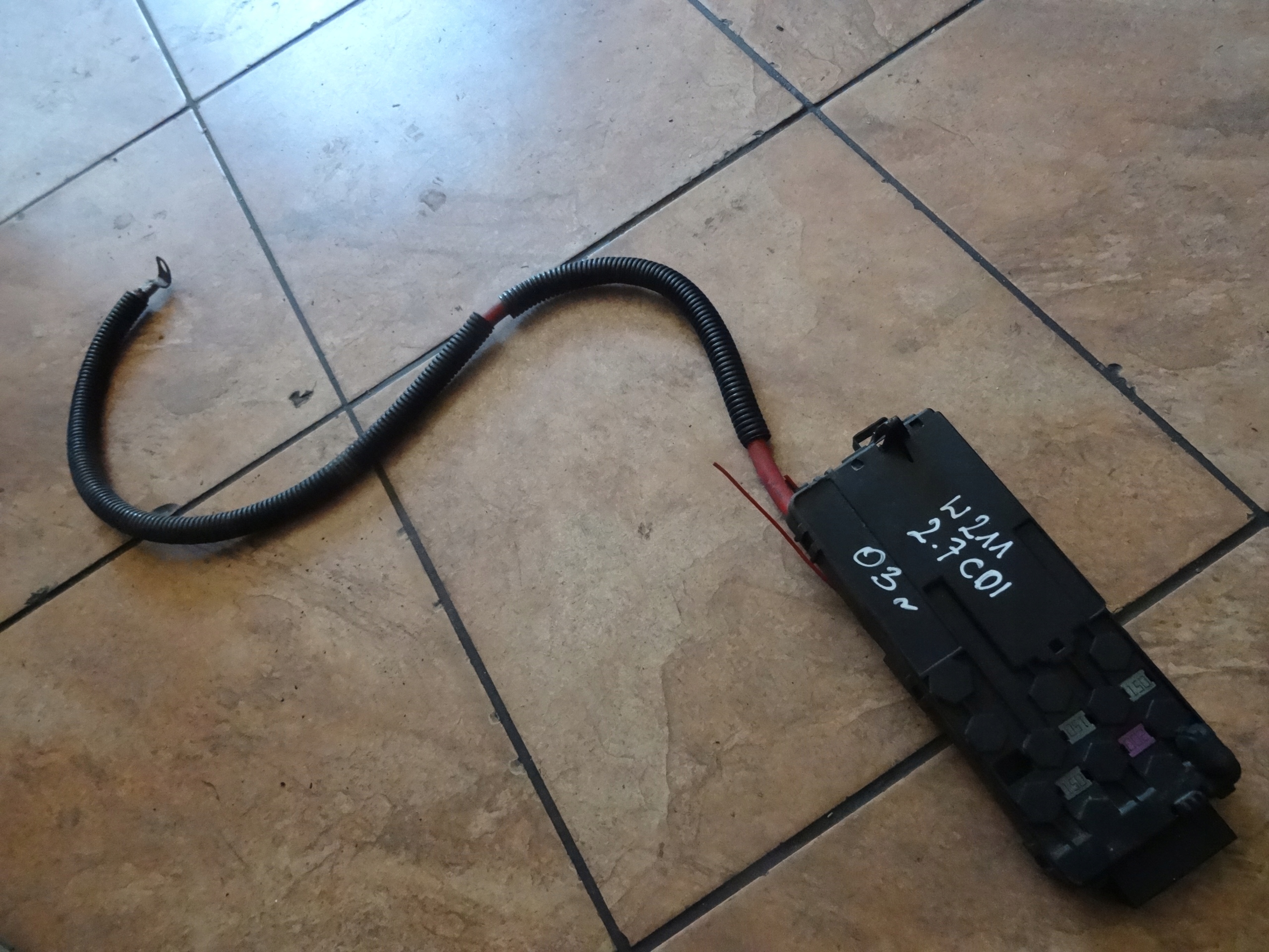 W211 2.7CDI 03' SKRZYNKA BEZPIECZNIKÓW 0-1394841-1 Producent części OEM