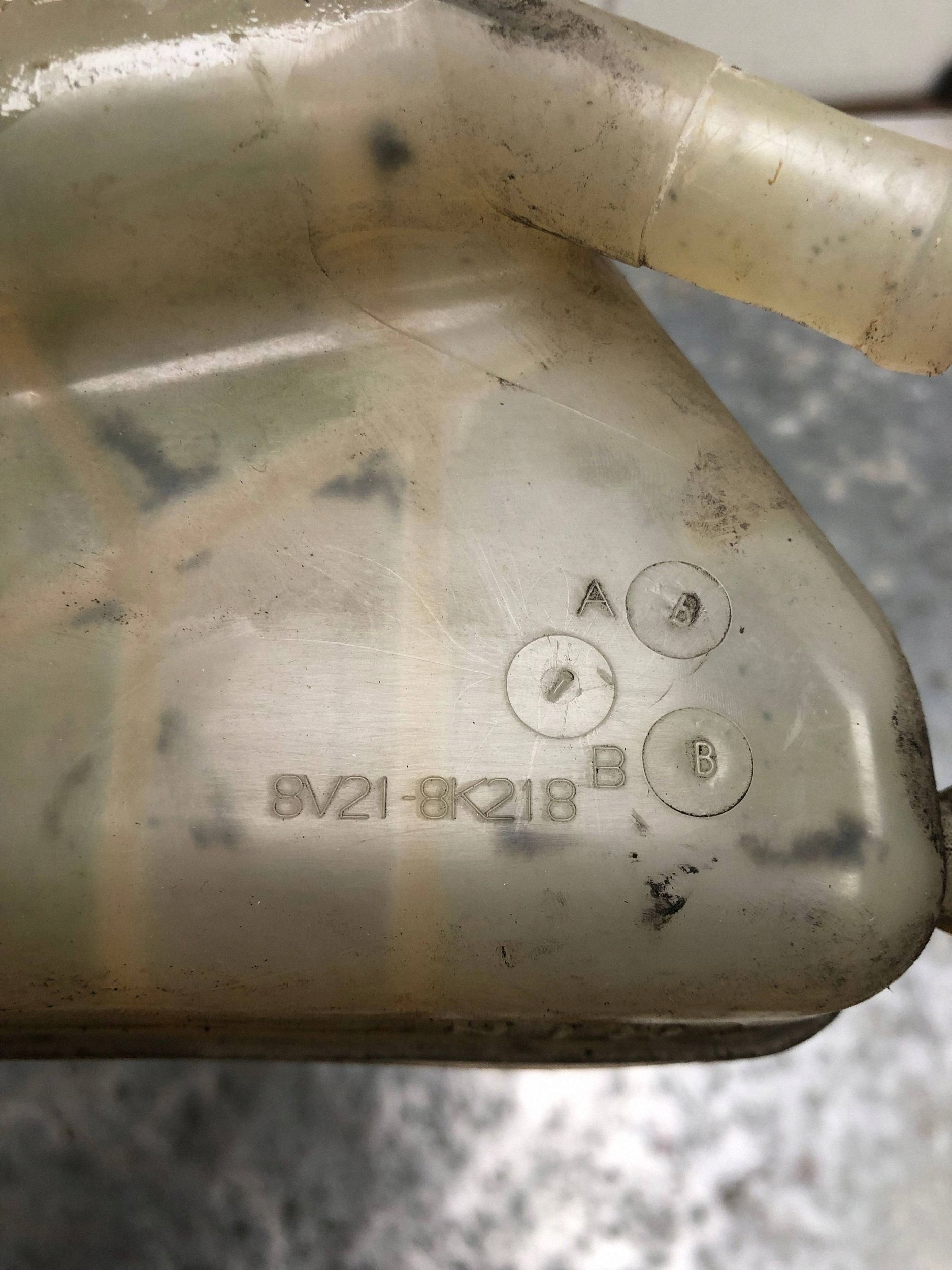 Réservoir eau FORD FIESTA MK7 8V21-8K218-AB