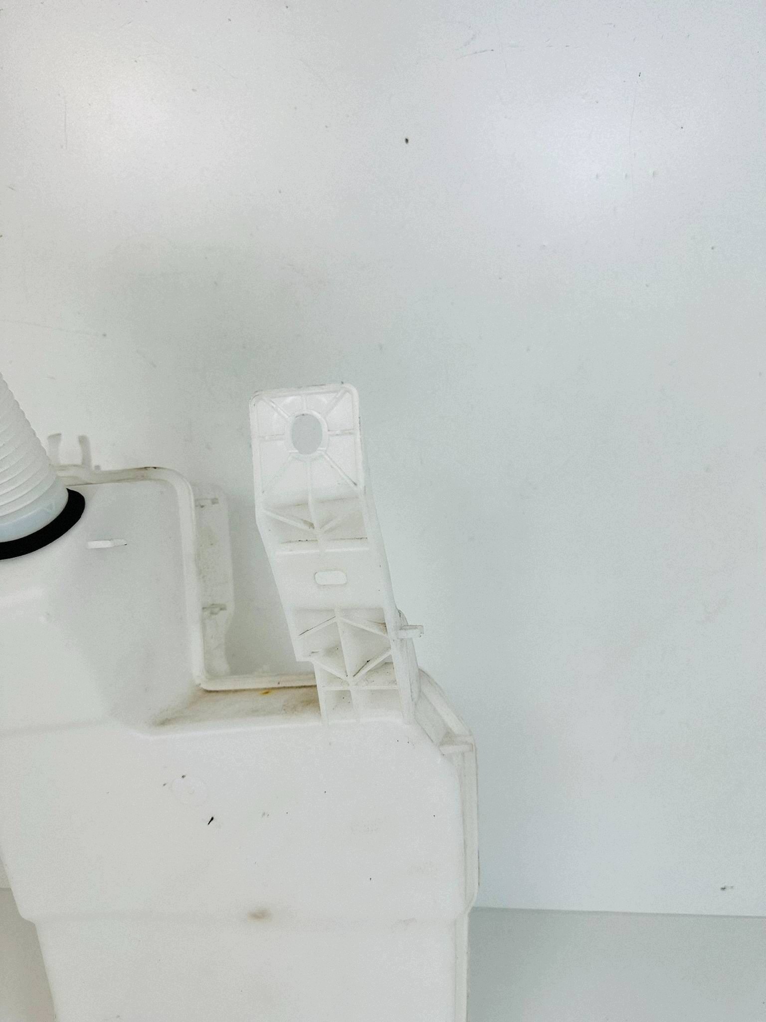 Opel Mokka B 1.2 Hybryda washer fluid tank 9828456480