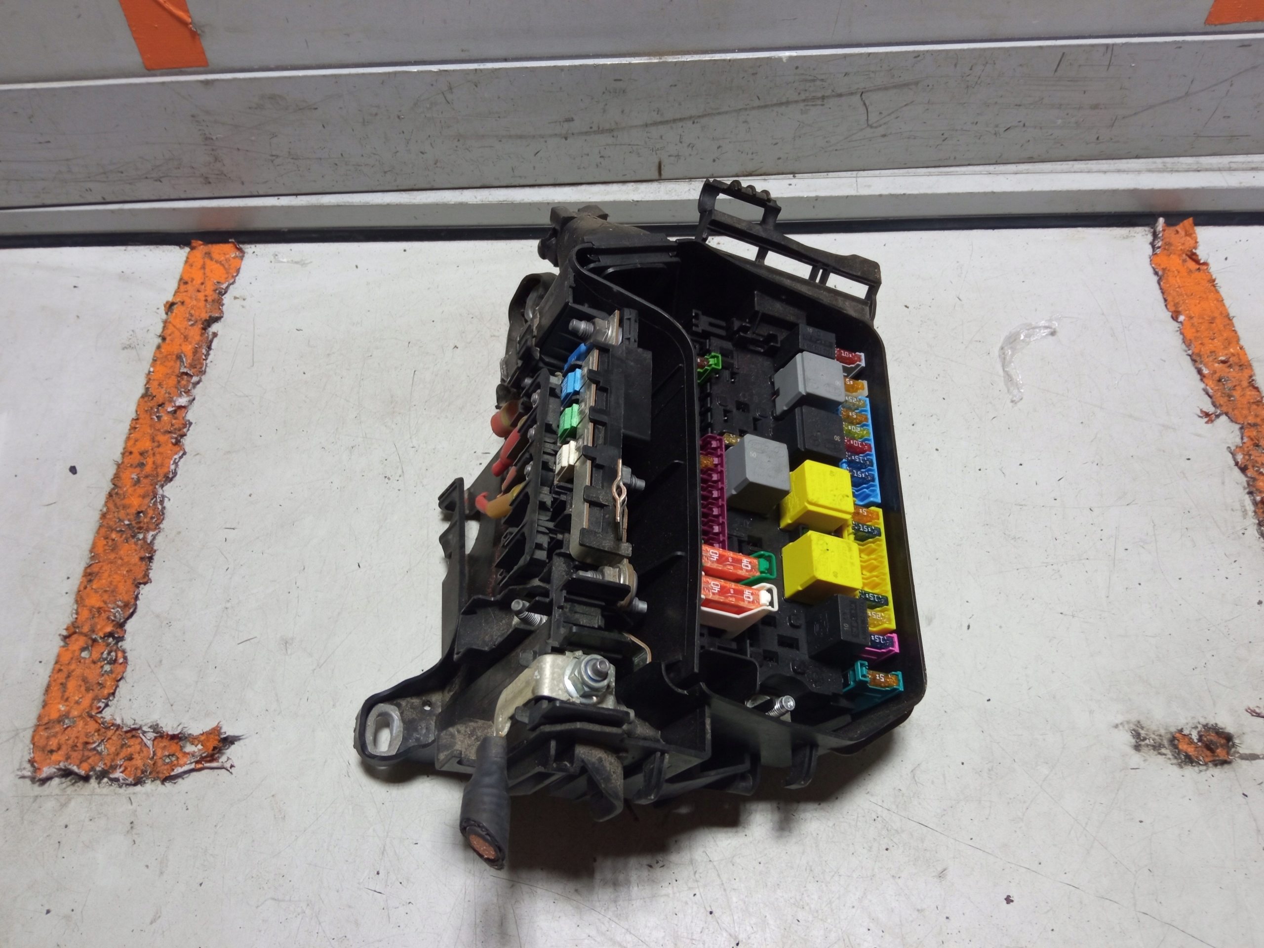 MERCEDES W176 LIFT PUSZKA SKRZYNKA BEZPIECZNIKÓW