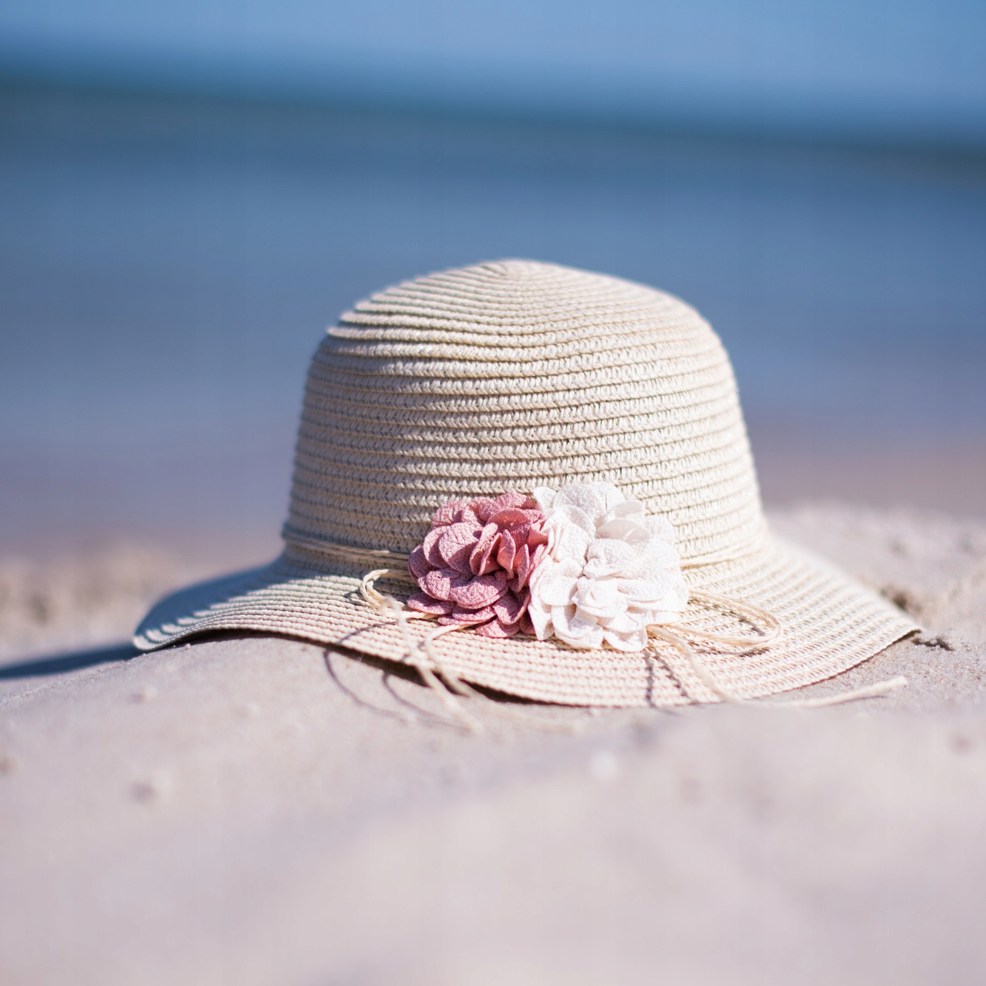 Kapelusz Słomkowy Plażowy dla Dziewczynki na Lato z Kwiatkami Lekki z Gumką Rodzaj kapelusz