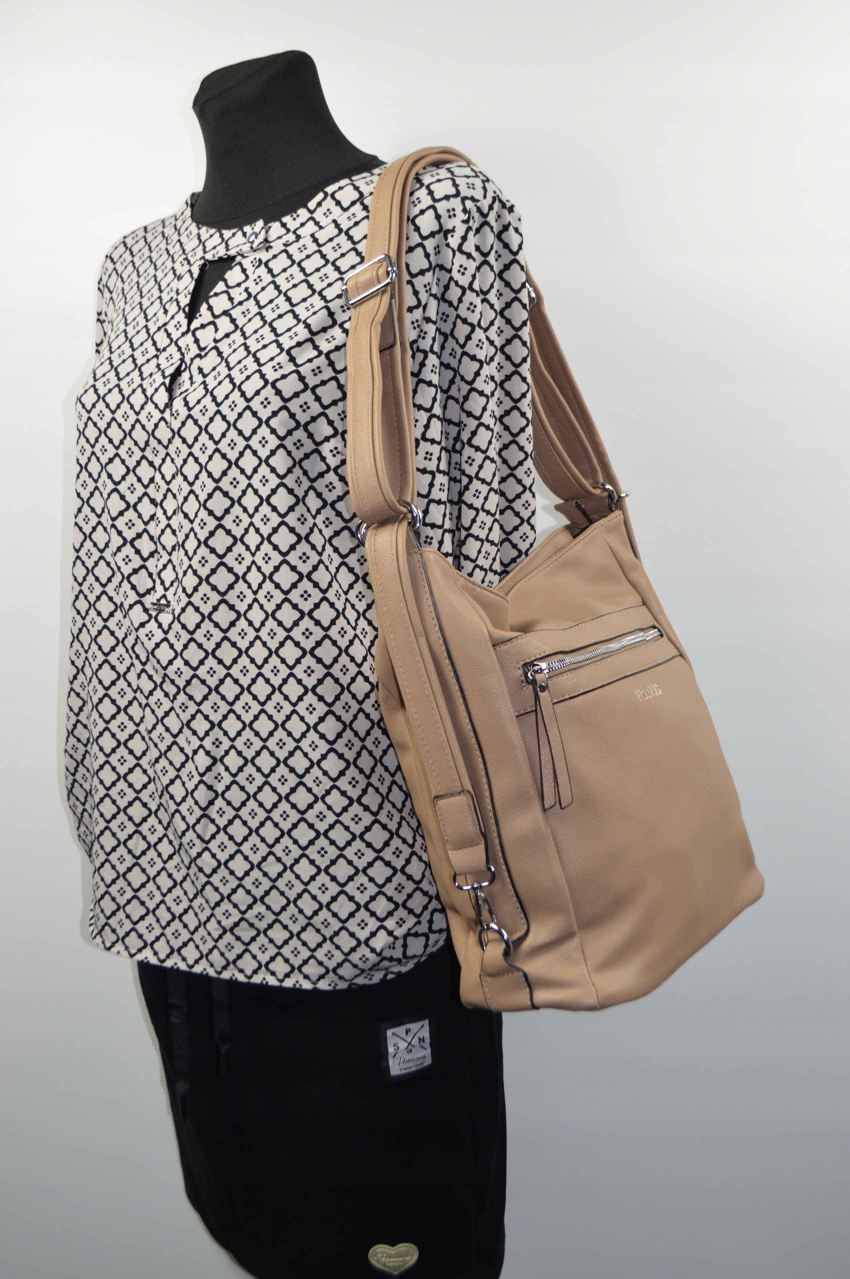 DUŻA POJEMNA TOREBKA DAMSKA LISTONOSZKA WOREK TORBO-PLECAK Wzór dominujący bez wzoru