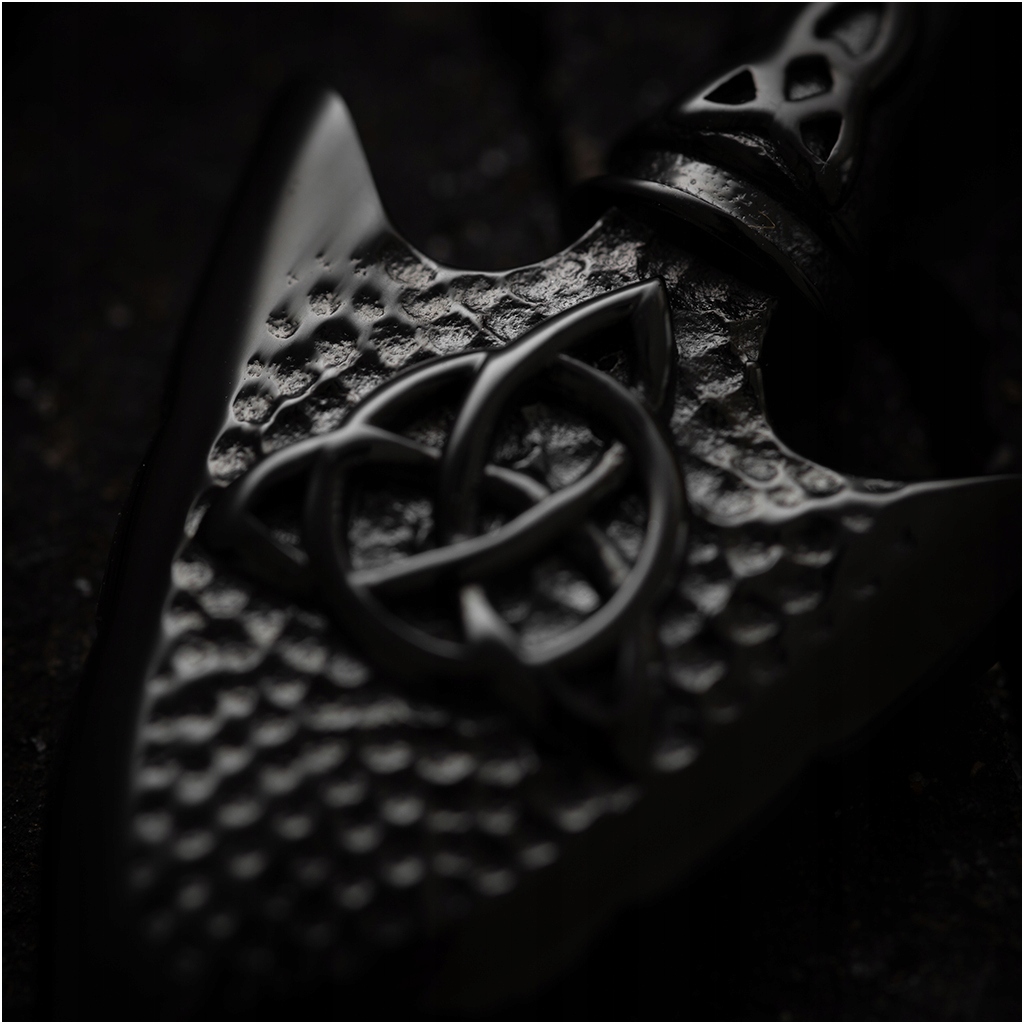 Zawieszka męska wisiorek Triquetra czarna anodowana stal 316L VIKINGS Marka Blingart