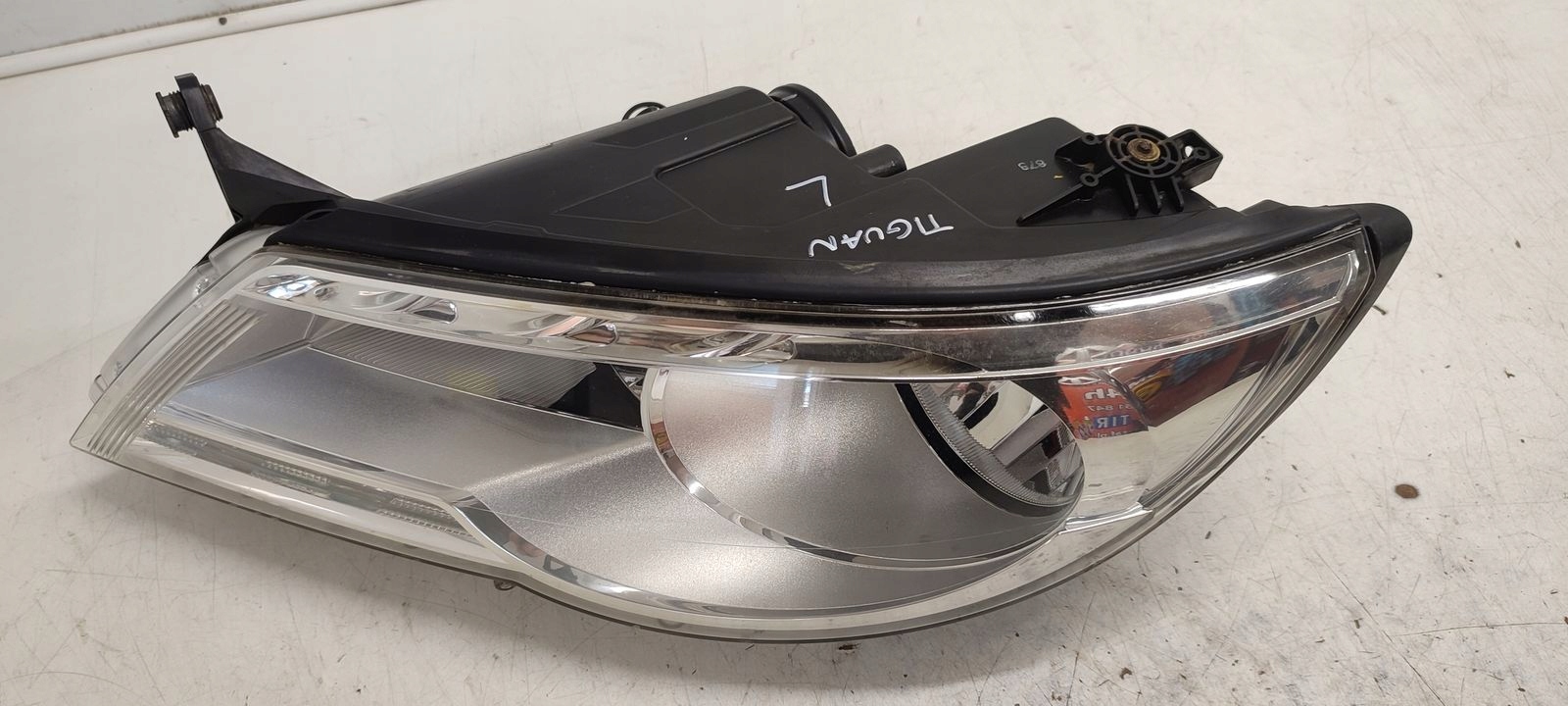 light front front left VW Tiguan and