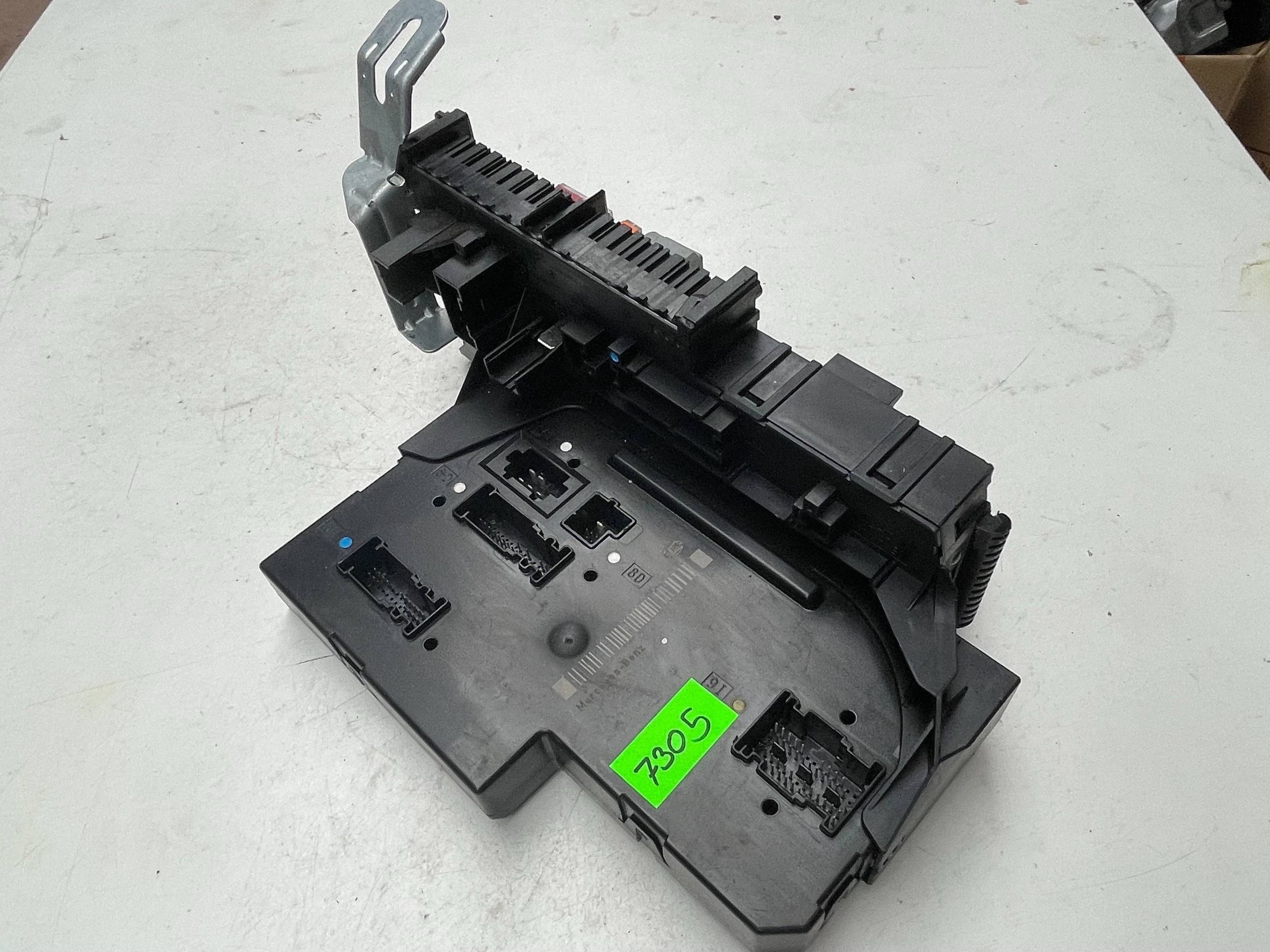 Mercedes-Benz E-CLASS Module fusibles 5dk00962057 5dk009620-57 !J