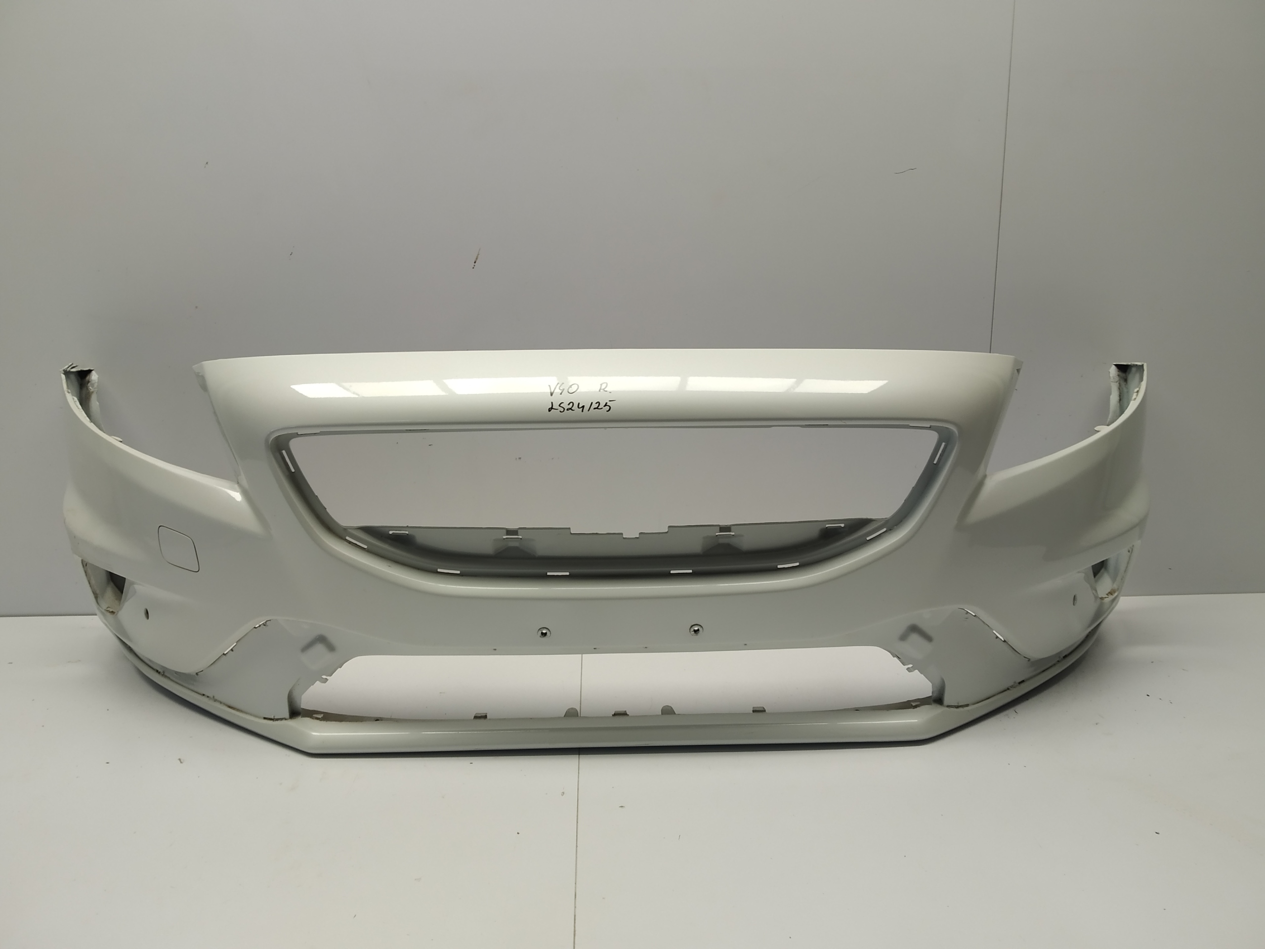 2012r + Volvo V40 II R design bumper front original below PDC without Spryskow