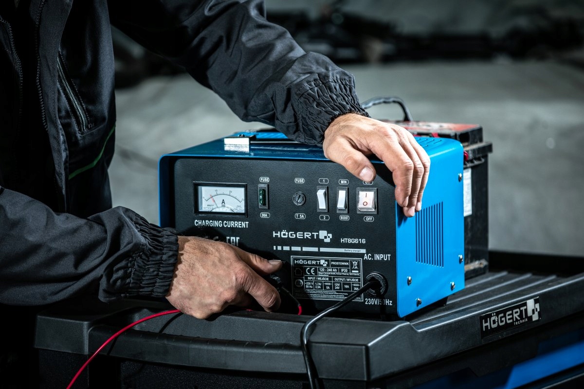 Prostownik samochodowy Hogert HT8G616 12/24V Kod producenta HT8G616