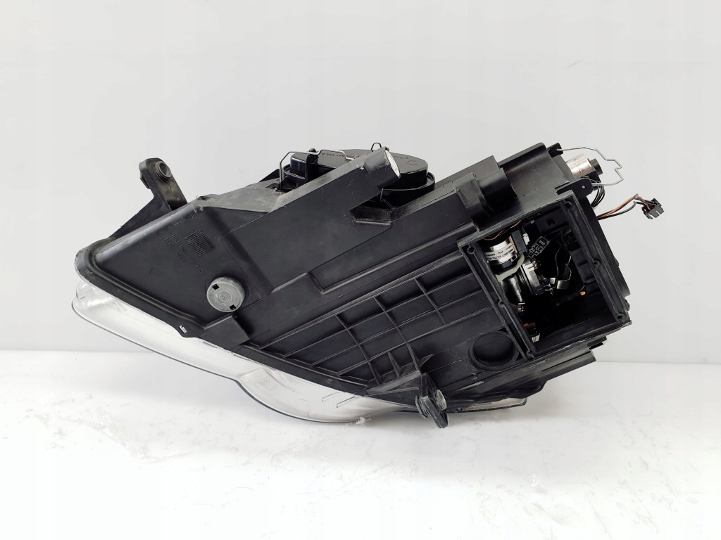 VW PASSAT B6 3C0 05-08r PRAWA LAMPA PRZÓD XENON EU Producent części Valeo