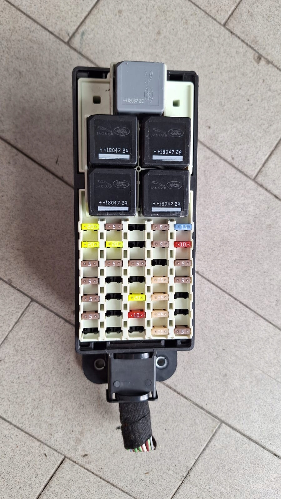 Module fusibles JAGUAR et PACE 2017R J9D3-14A076-AA