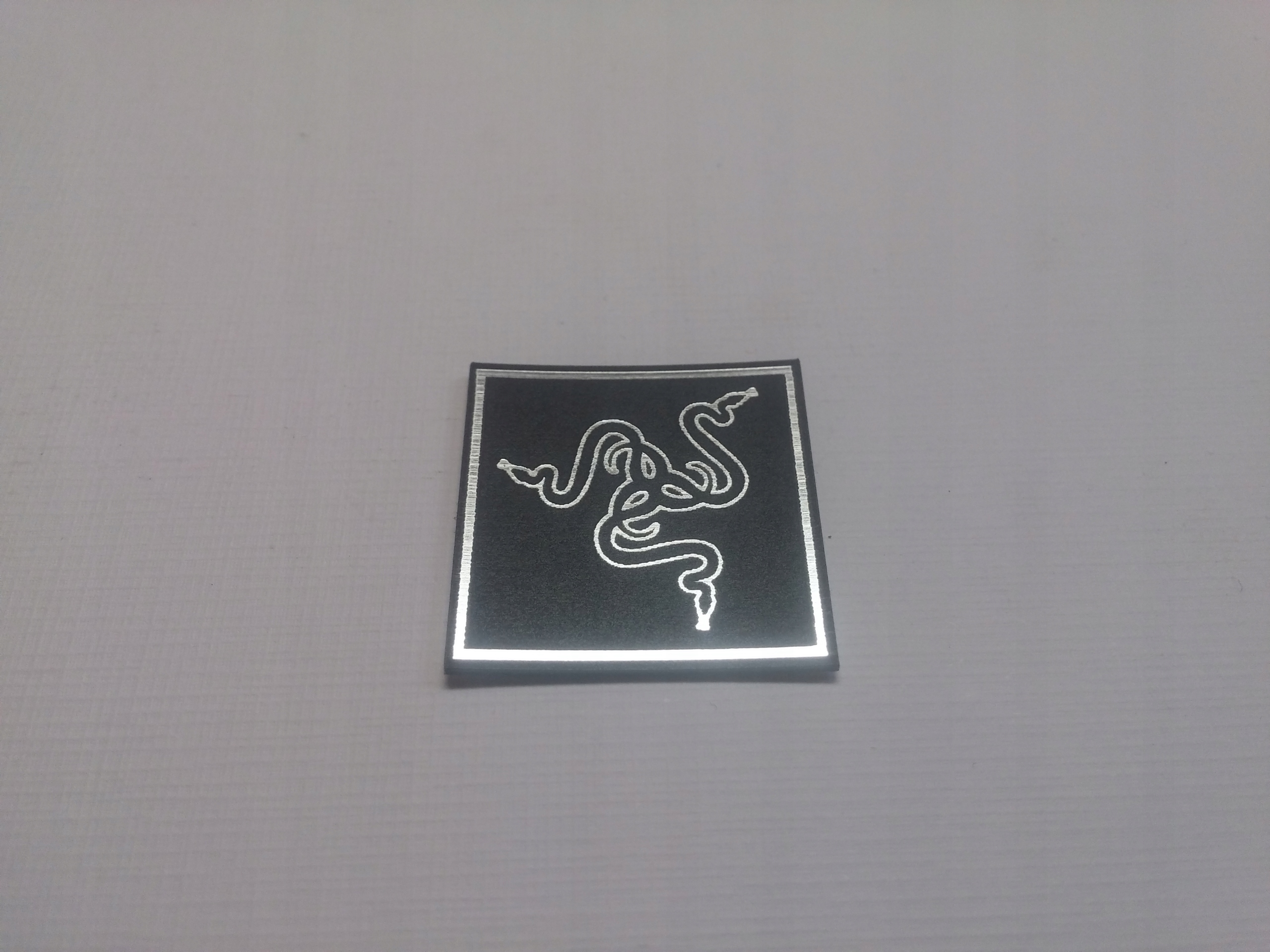 

Razer naklejka emblemat 23 x 23 mm *srebrna