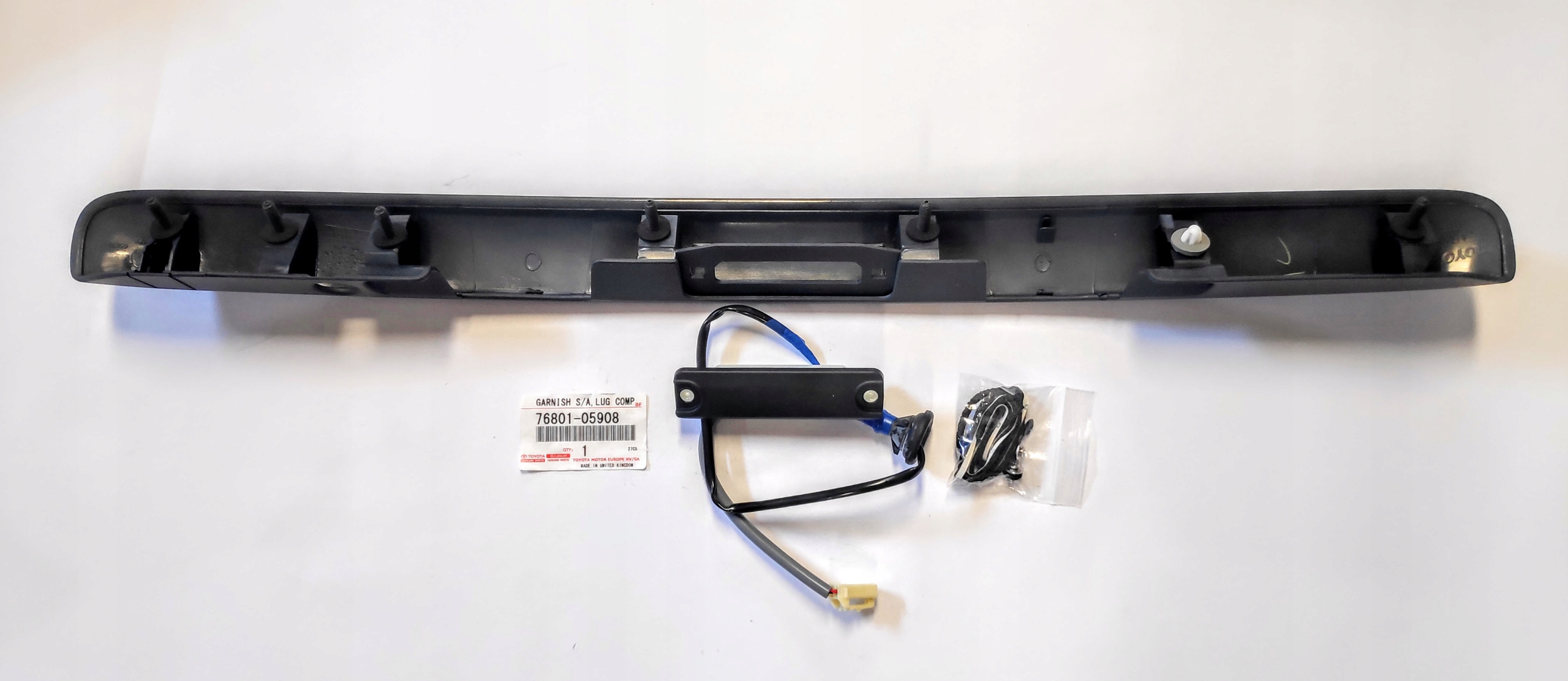 LISTWA BLENDA KLAPY BAGAŻNIKA AVENSIS T25 SEDAN Producent części Toyota OE