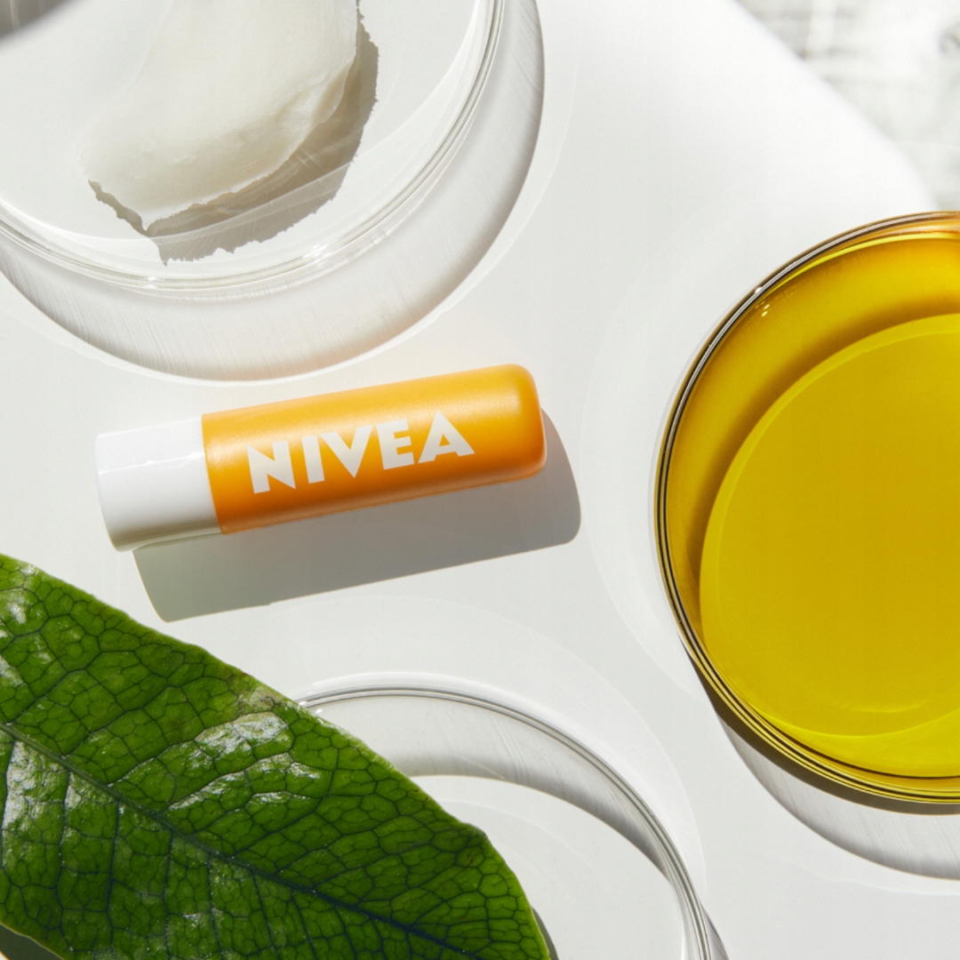 NIVEA SUN Pomadka ochronna nawilżająca do ust z filtrem uv SPF50 5,5ml Właściwości ochrona przed słońcem