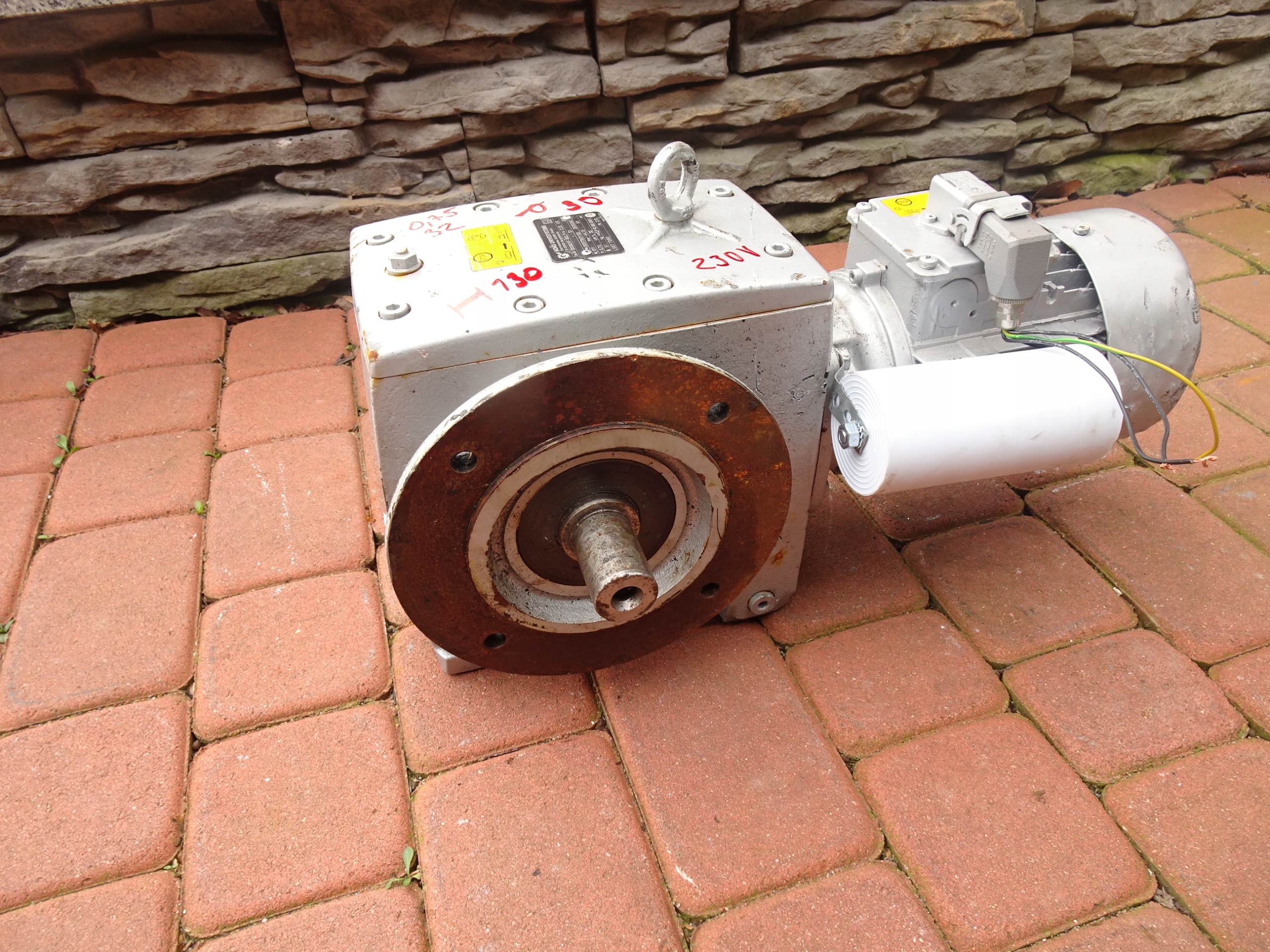 MOTOREDUKTOR KĄTOWY PRZEKŁADNIA NORD SK 0,75KW 32 OBR 177 NM 1 FAZA 230V Kod producenta kątowy