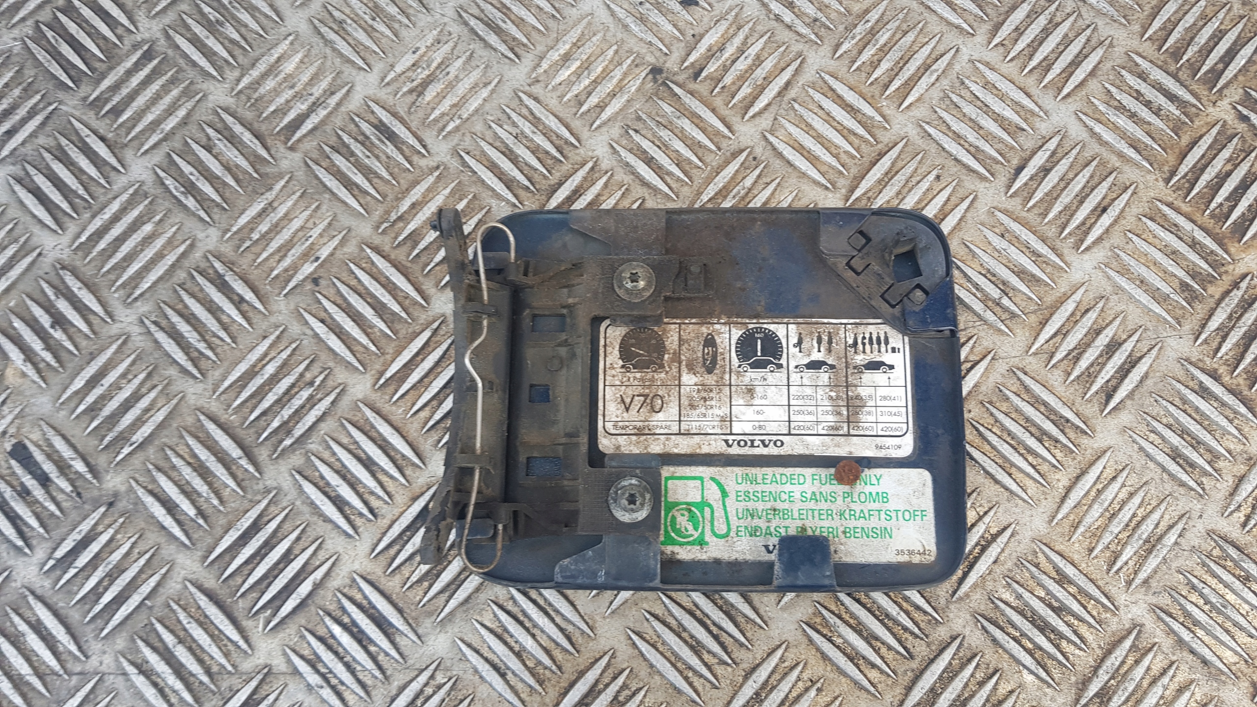 VOLVO V70 und KLAPKA Tankklappe 417-26