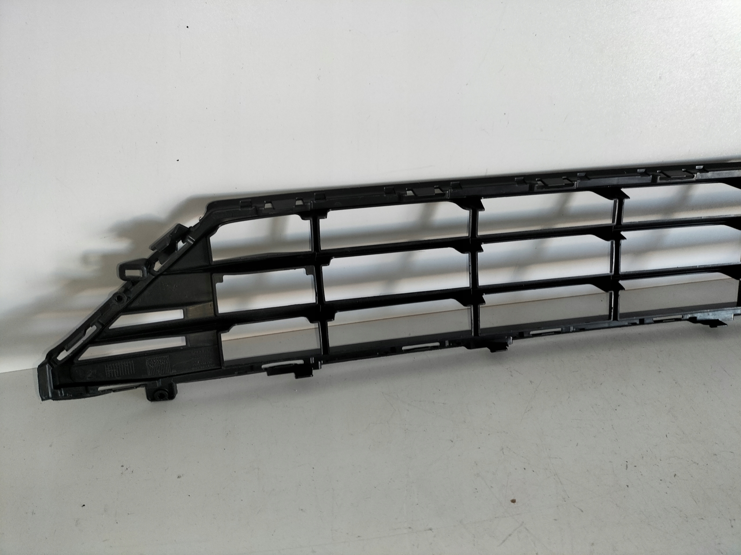 grille grid of a bumper front central VOLVO XC60 II 17
