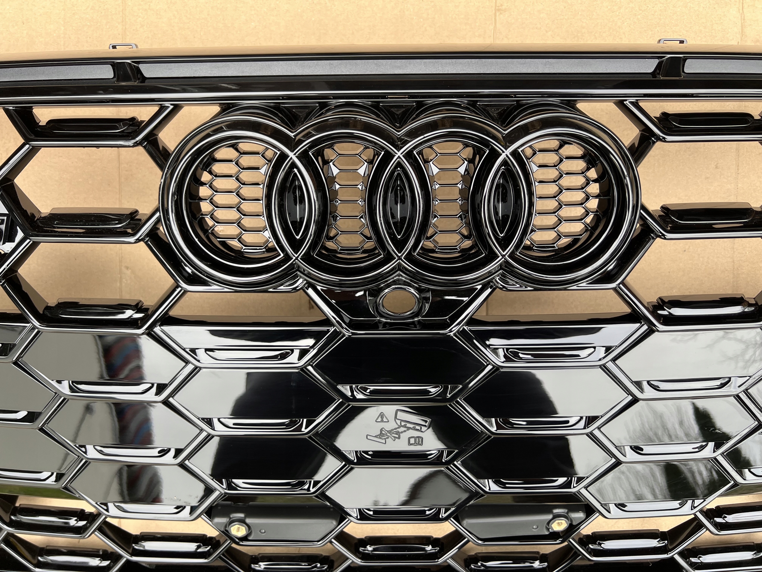 GRILL ATRAPA ZDERZAKA PRZÓD AUDI A5 S5 8W6 Kolor czarny