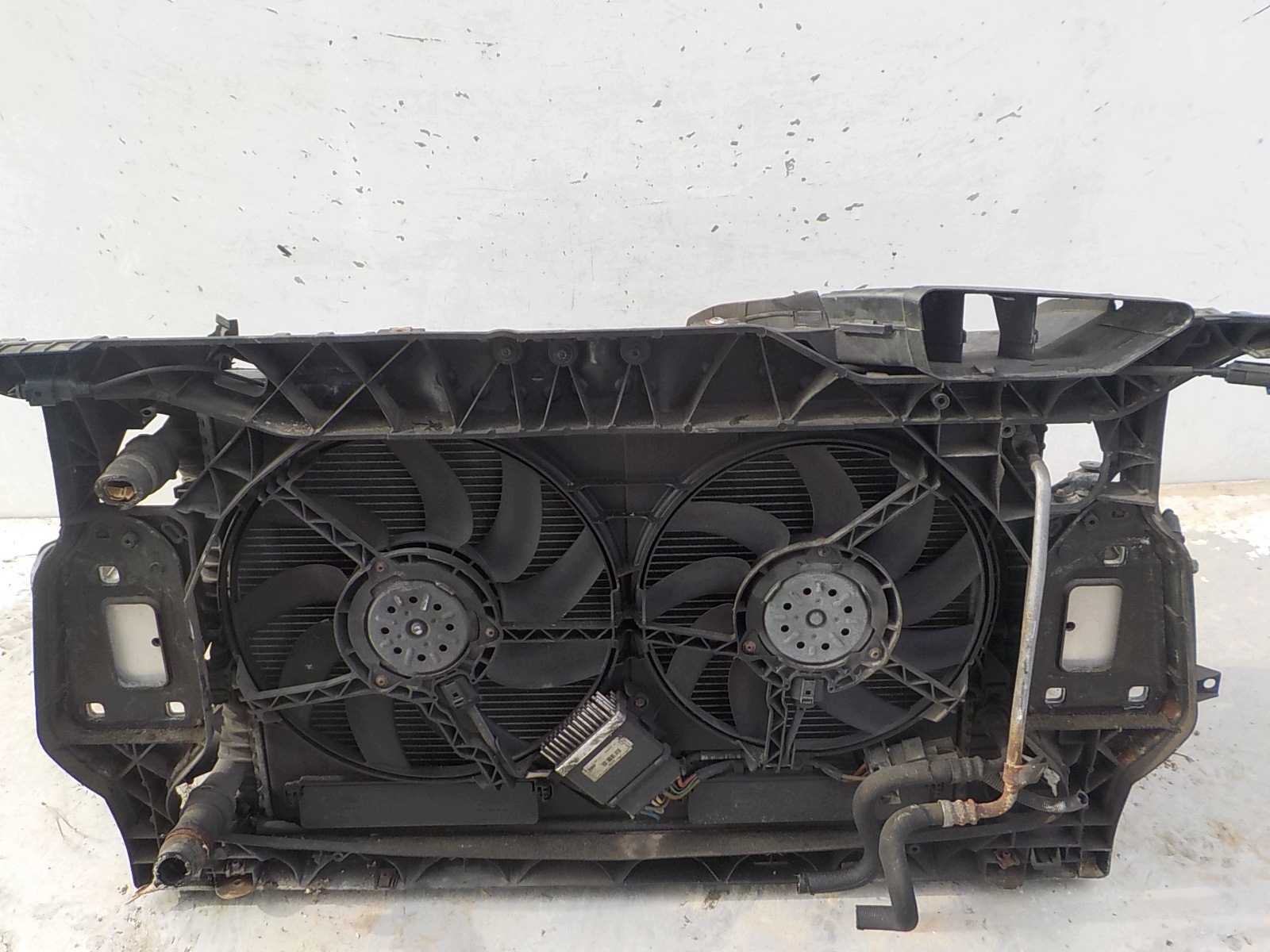 709 AUDI A4 B8 LIFT 11-16 AUTOMAT 2.0 TDI support panel for radiators sider radiator