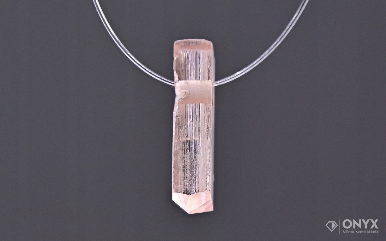 Turmalín provrtaný přírodní křišťál 10x4 mm