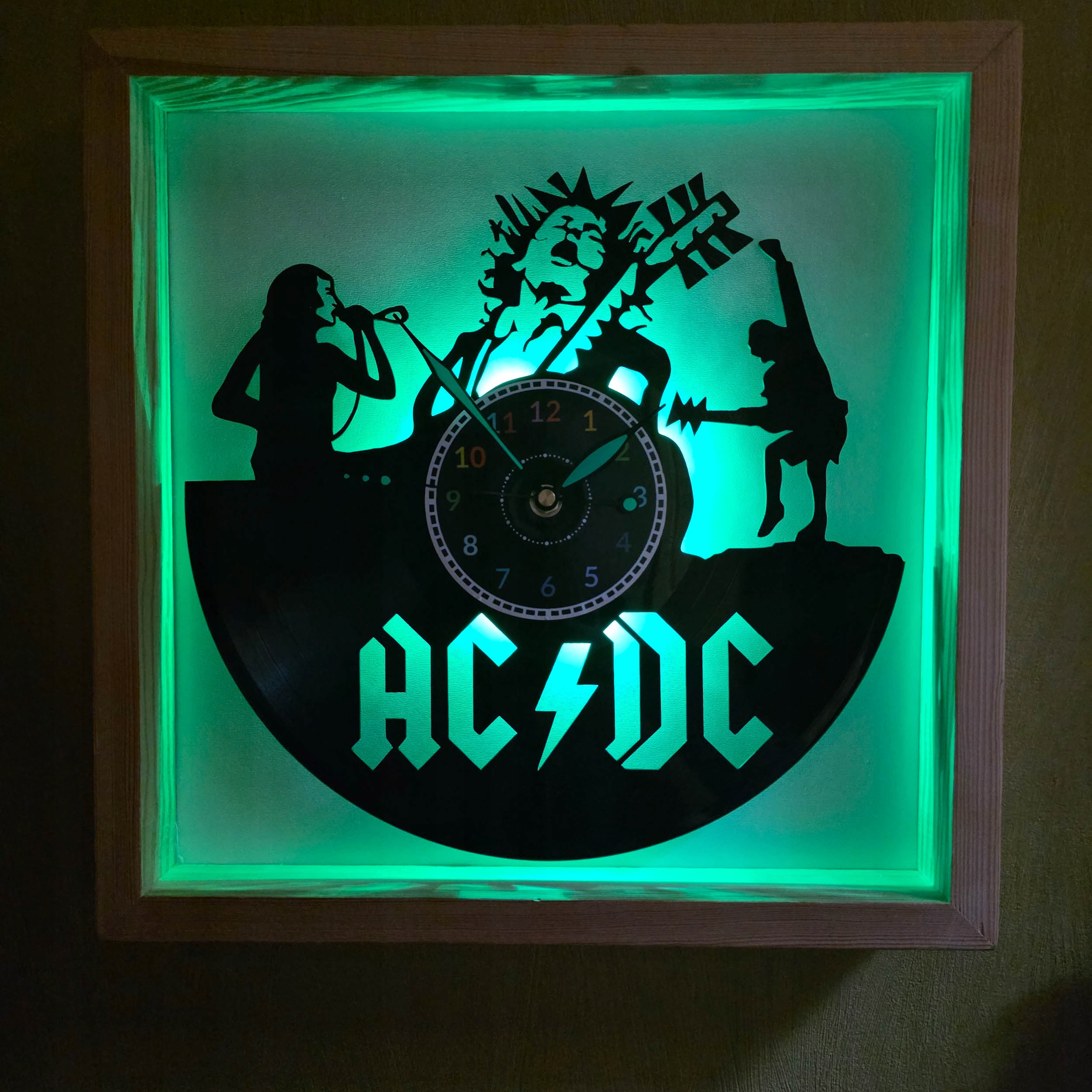 Acdc Ac/dc Nástenné Hodiny Rámček 35x35cm Led Rgb Vinylová Doska Bez Káblov