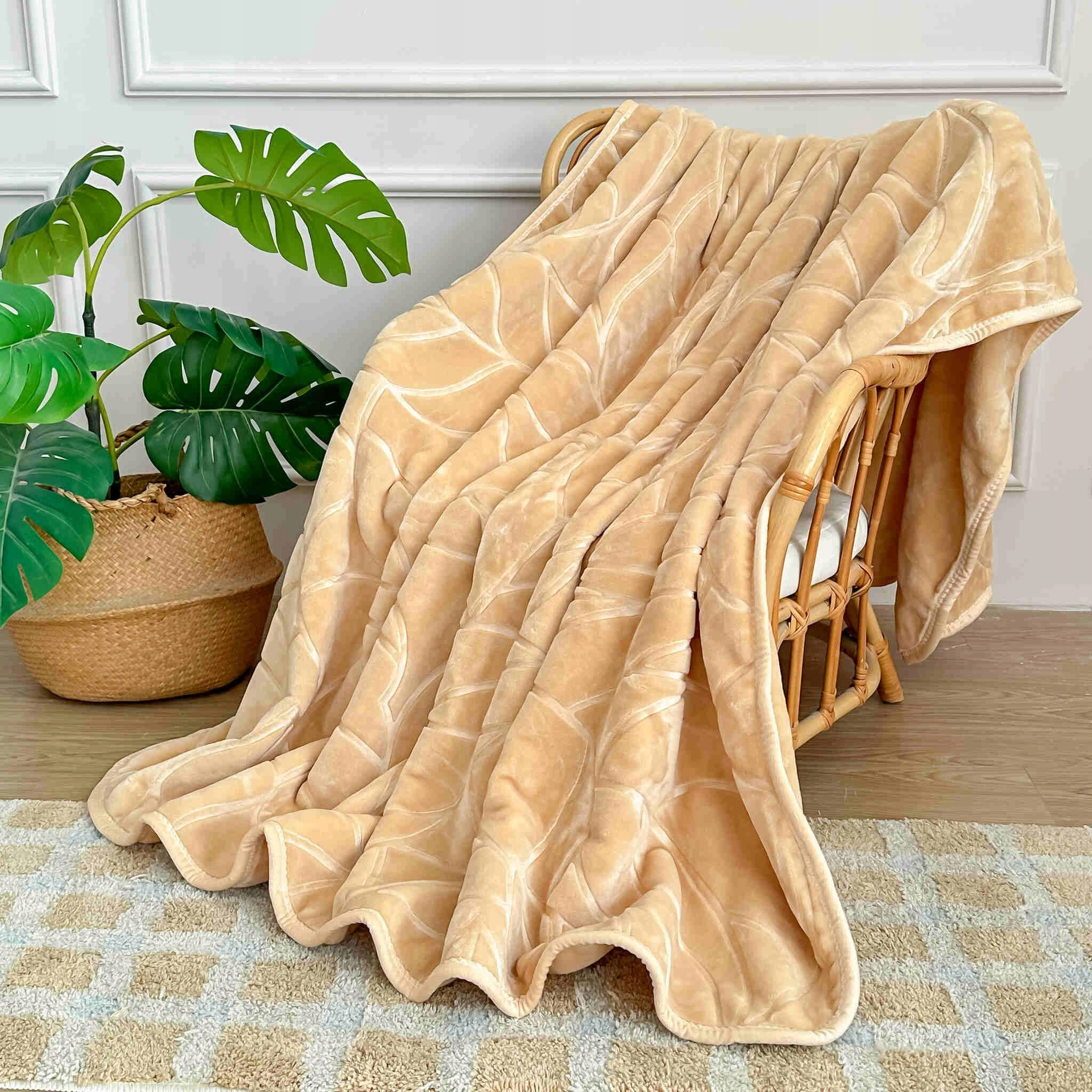 Akrylová deka 200x220 Liv béžová s lisovanými listy a přehozem