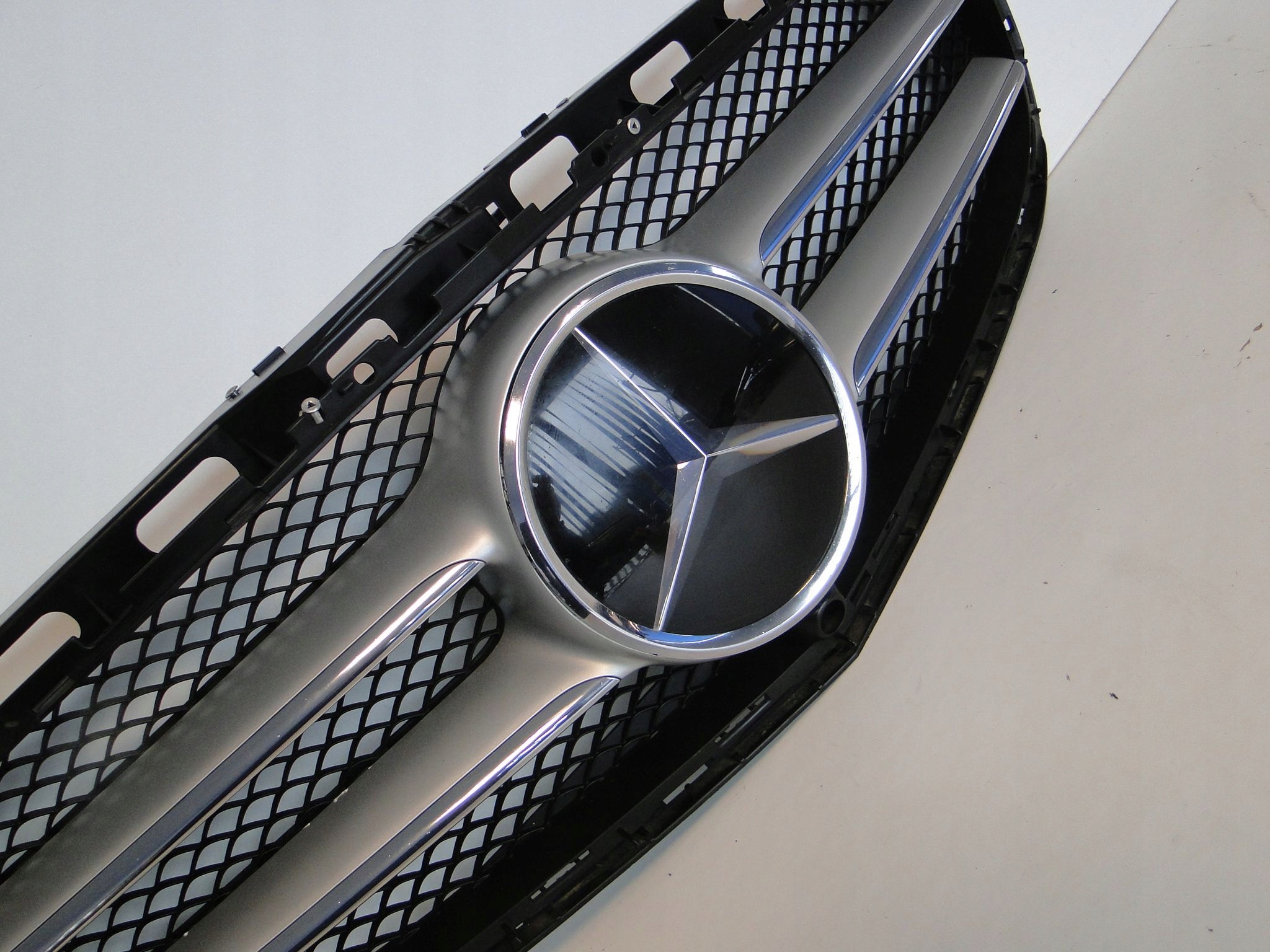 MERCEDES E W212 212 LIFT GRILL AMG KAMERA RADAR Kolor srebrny
